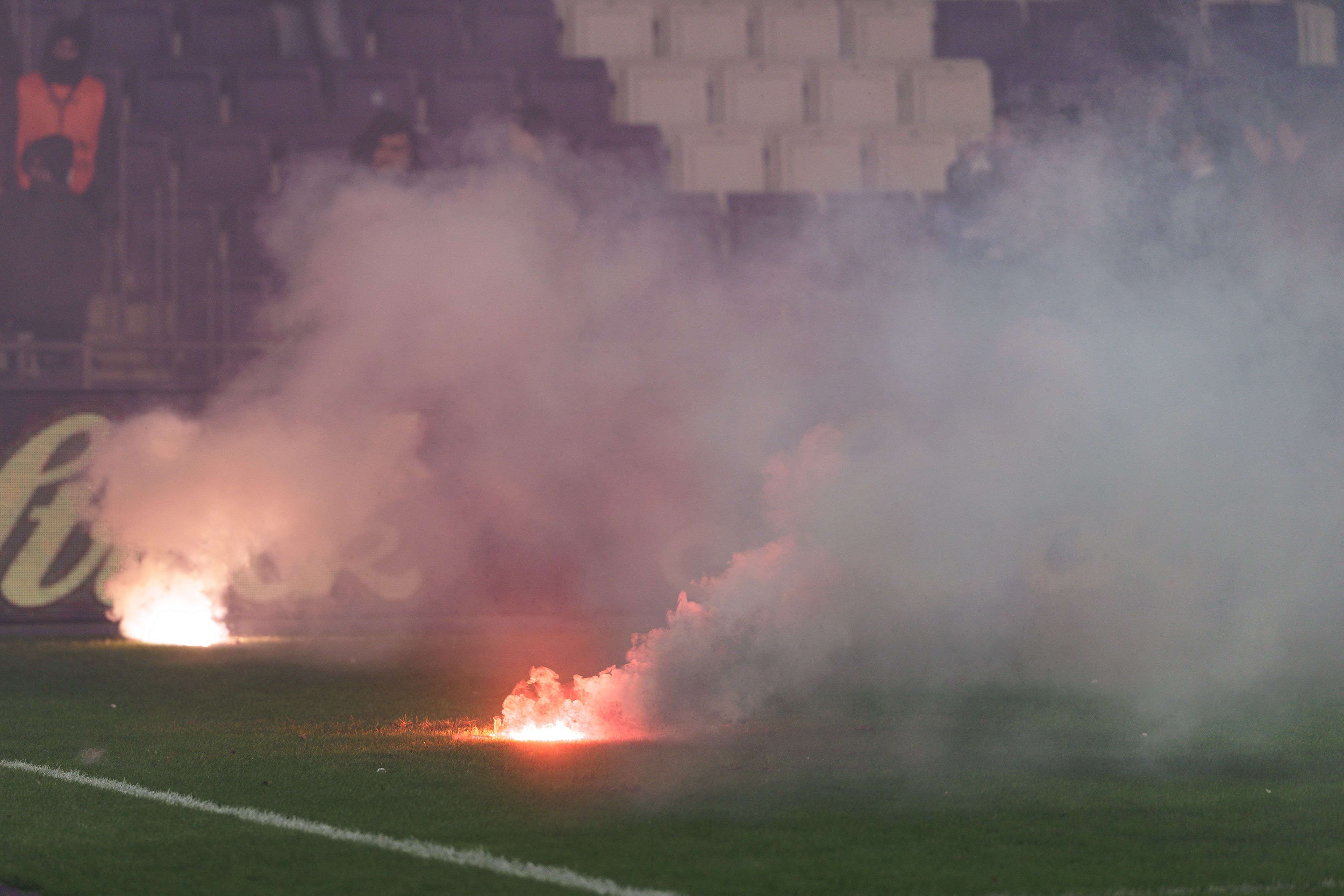 Rapid-Fans sorgten im 348. Wiener Derby bei der Austria für einen Pyro-Eklat.