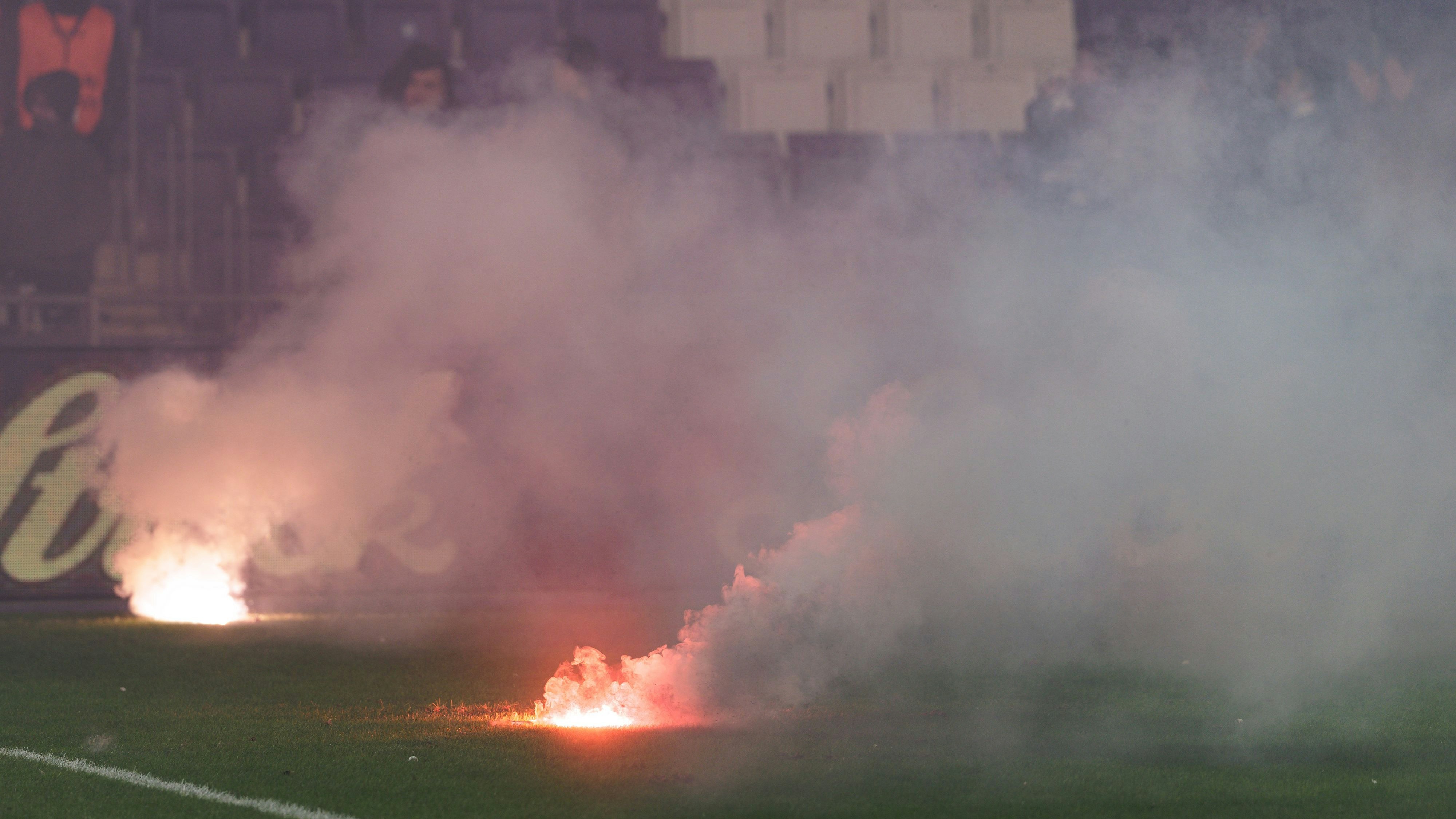 Rapid-Fans sorgten im 348. Wiener Derby bei der Austria für einen Pyro-Eklat.