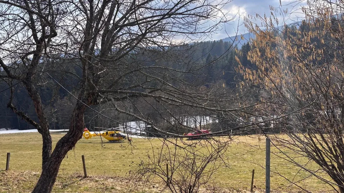 Der verunfallte Pkw-Lenker wurde ins Krankenhaus geflogen, die Freiwillige Feuerwehr sicherte die Straße ab. 