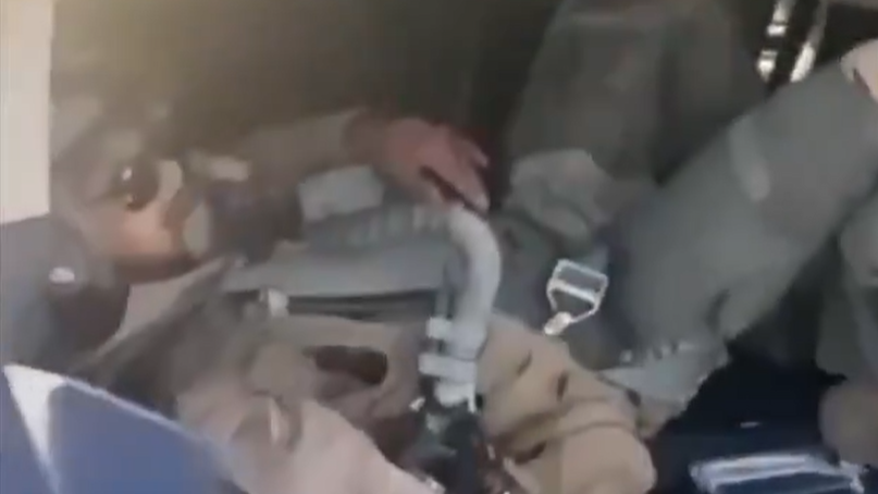 Der Pilot wurde im Kofferraum eines Autos in Sicherheit gebracht.