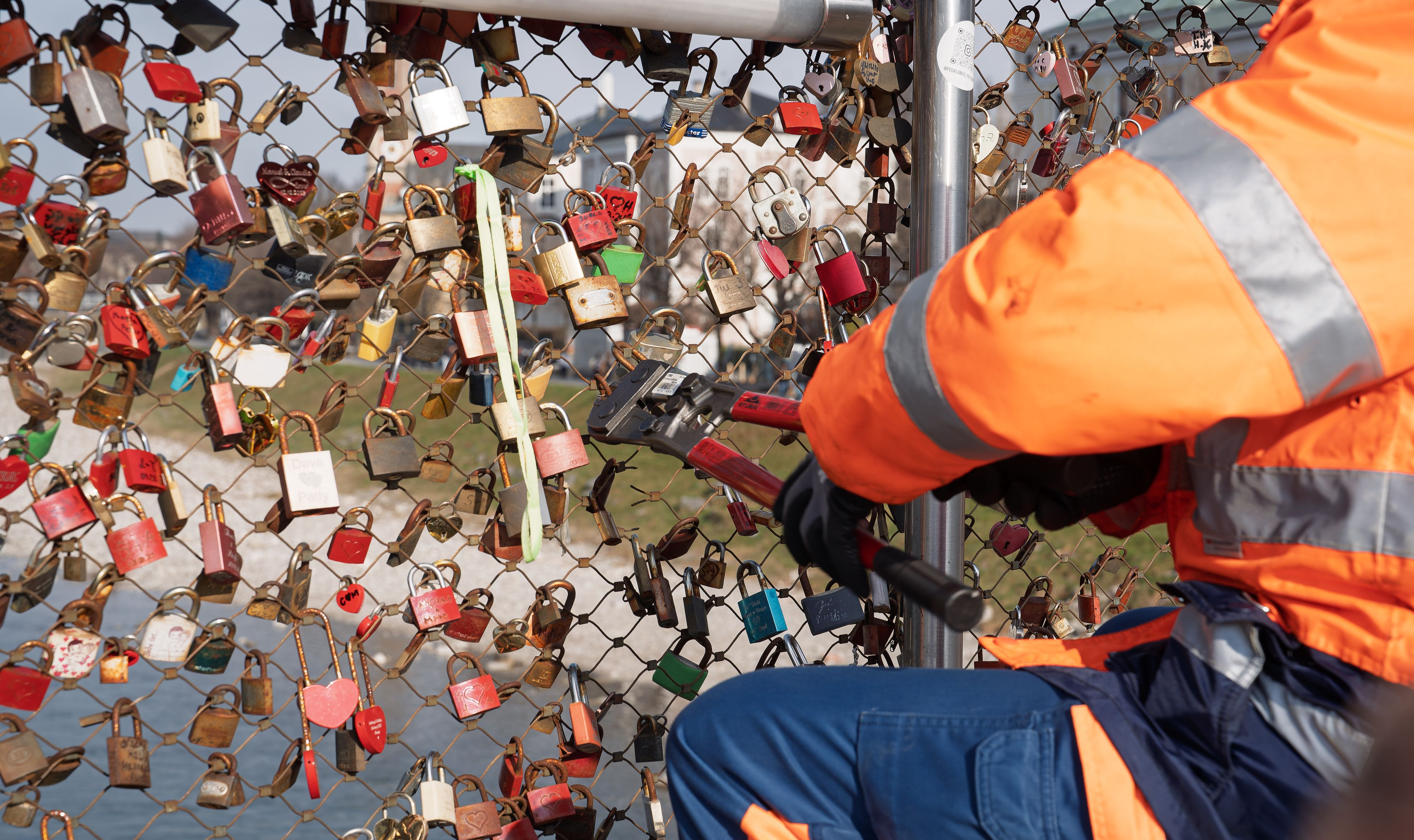 Heute.at - Zu schwer – Stadt entfernt 1,5 Tonnen Liebesschlösser