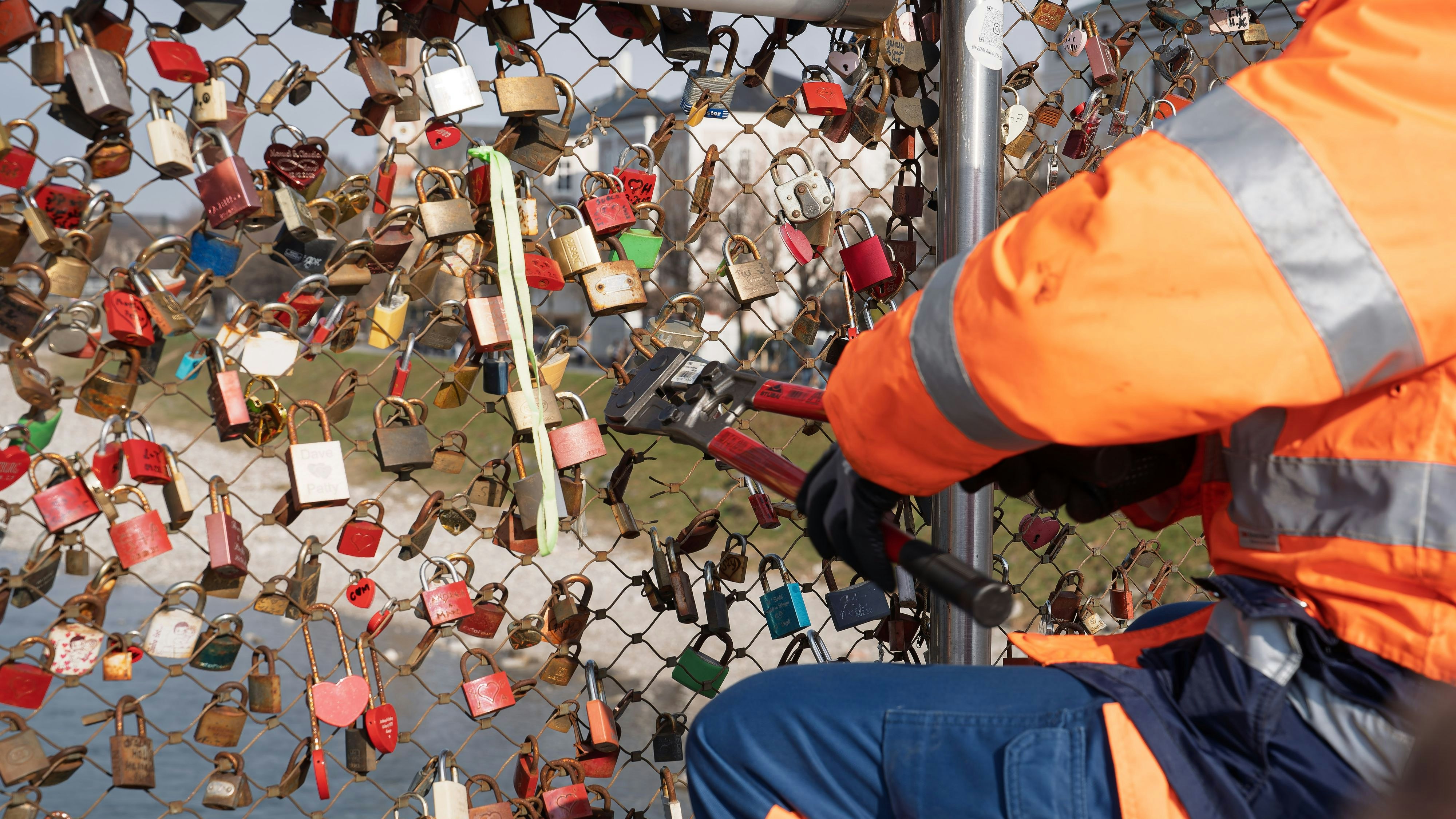  In Salzburg werden dieser Tage Tausende Schlösser entfernt. 