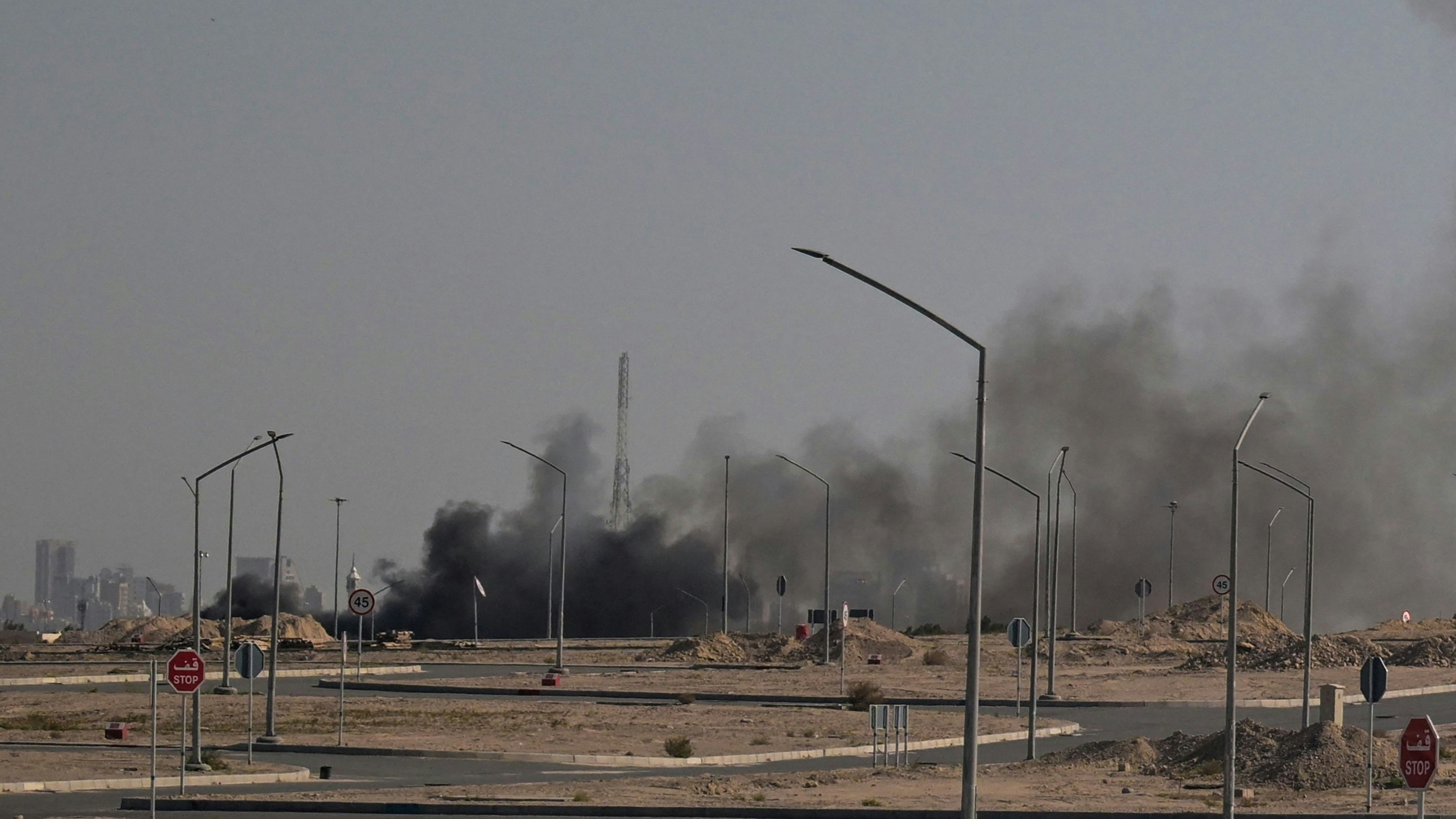 Rauch steigt von einem gemeldeten iranischen Angriff in der Gegend auf, in der sich die US-Botschaft in Kuwait-Stadt befindet. 