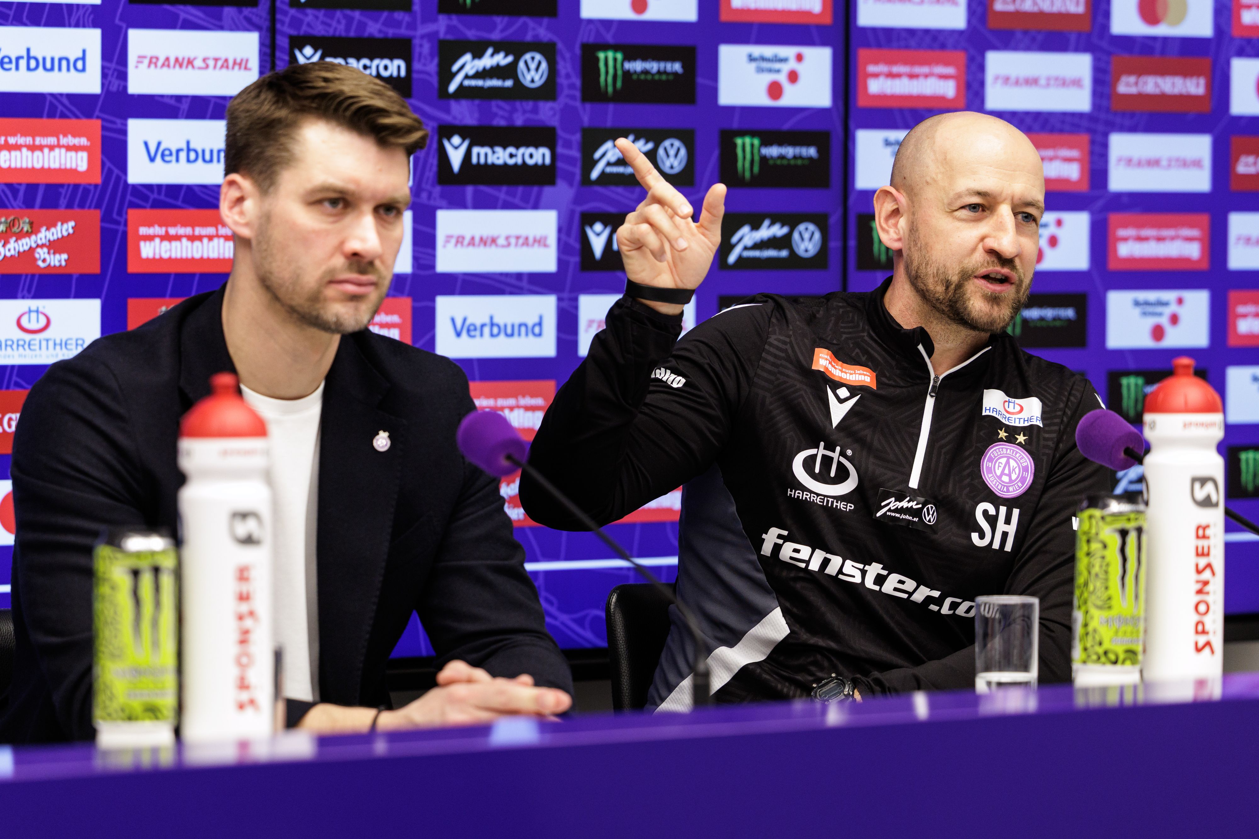 Der Vertrag von Austria-Coach Helm (r.) wurde noch nicht verlängert.