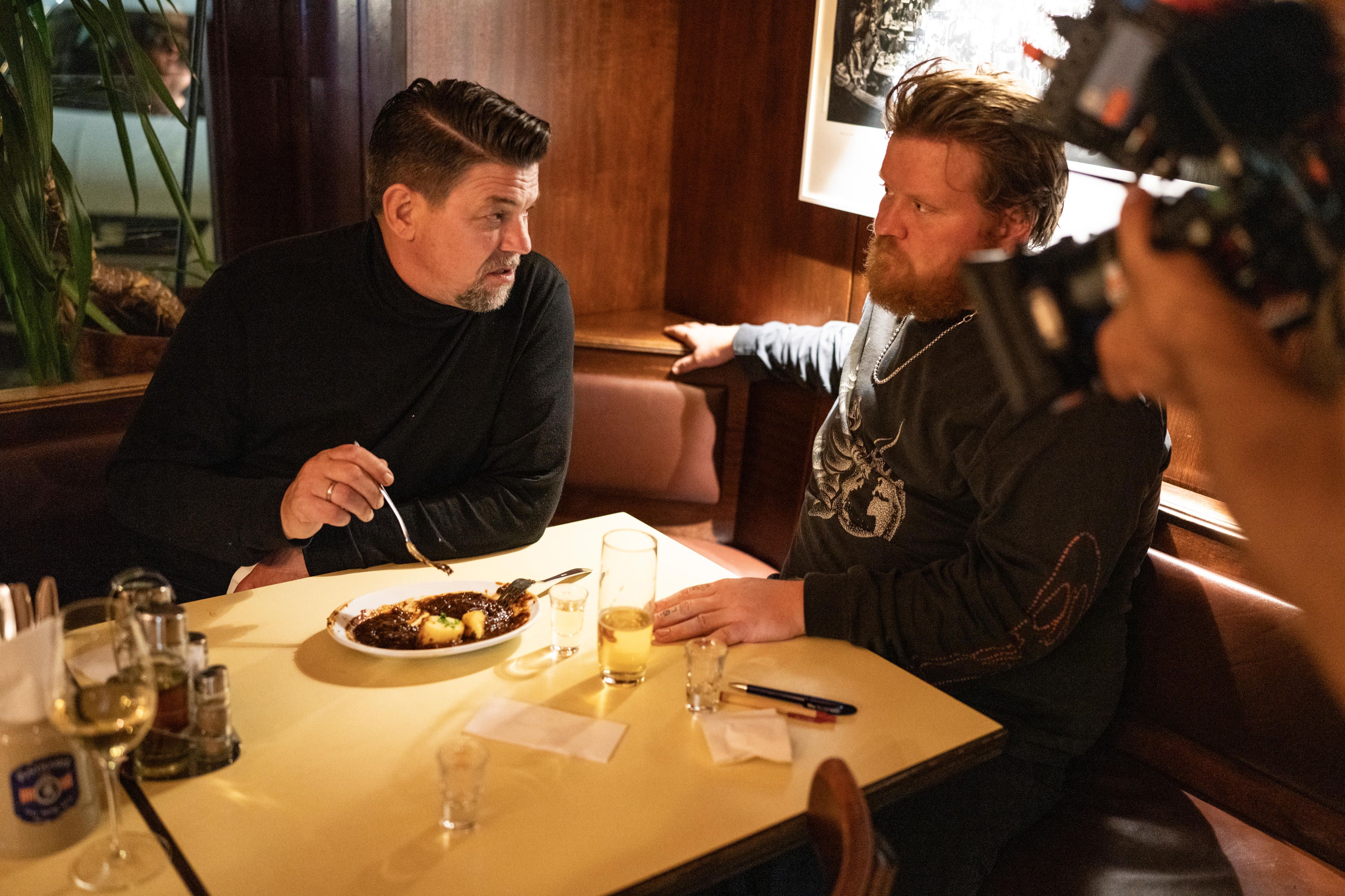 Tim Mälzer und Lukas Mraz im Café Anzengruber in Wien. 