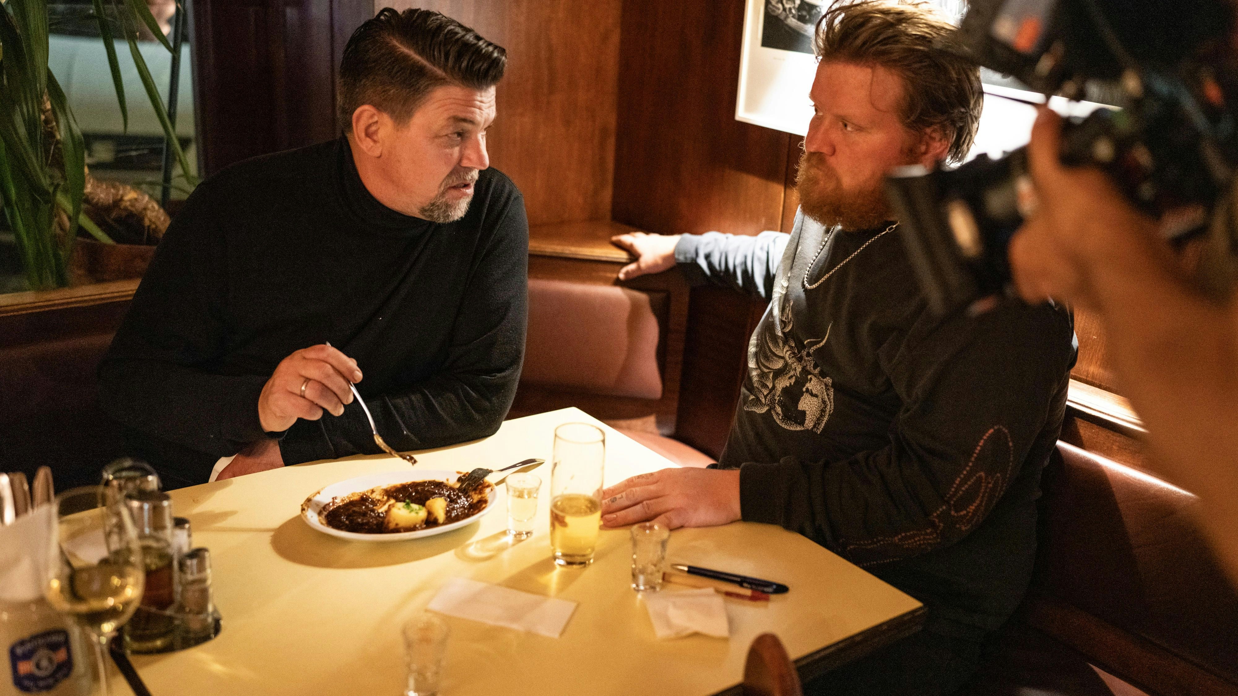 Tim Mälzer und Lukas Mraz im Café Anzengruber in Wien. 