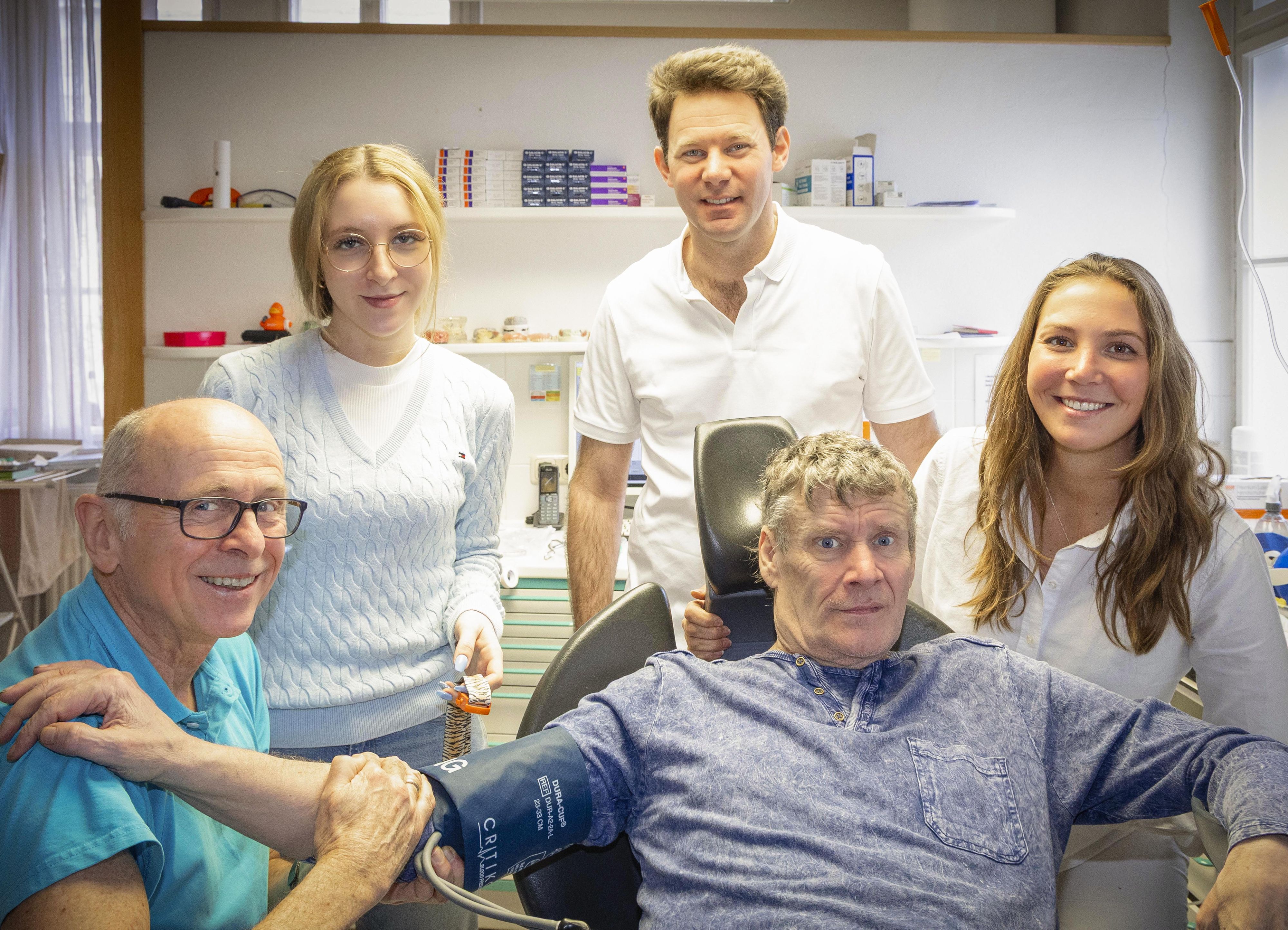 v.l.n.r.: Narkosearzt Prof. Dr. Herwig Feik, Jennifer Wagner, Dr. Florian Becker, der 4000ste Narkose-Patient Walter Faffelberger und Dr.in Marlene Becker.