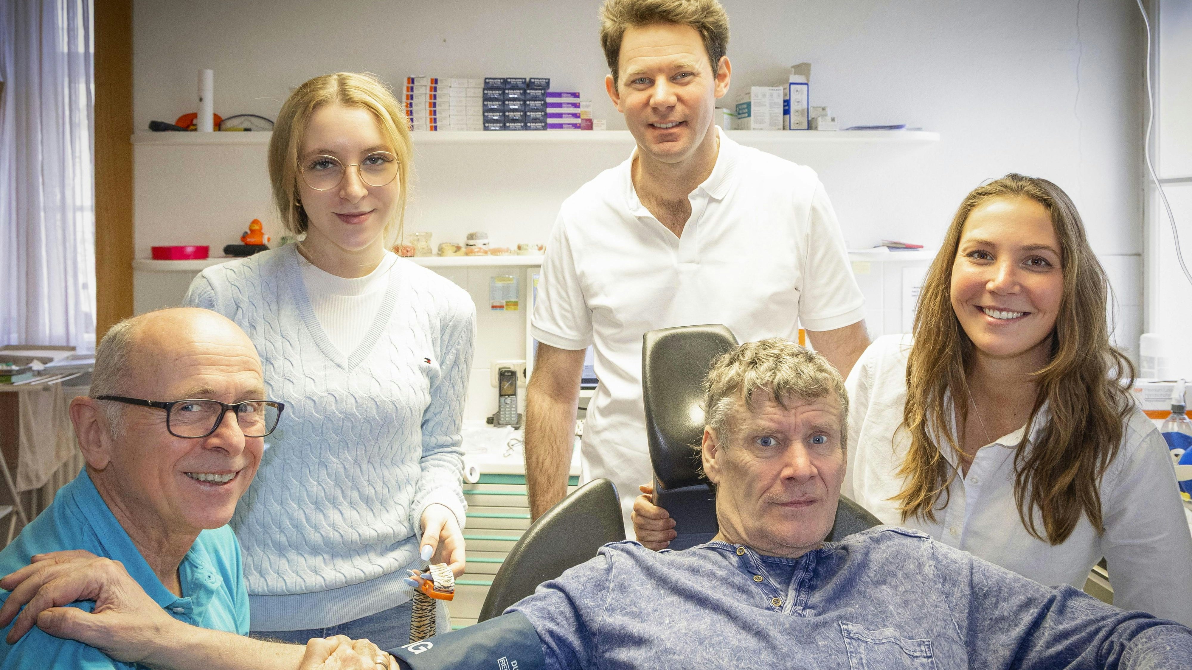 v.l.n.r.: Narkosearzt Prof. Dr. Herwig Feik, Jennifer Wagner, Dr. Florian Becker, der 4000ste Narkose-Patient Walter Faffelberger und Dr. Marlene Becker.