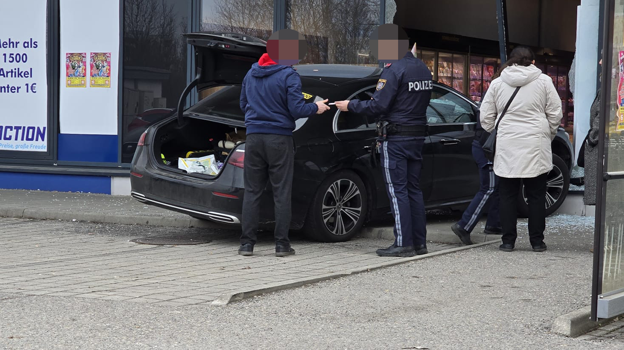 Heute.at - Auto kracht in Wiener Supermarkt-Auslage