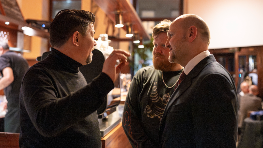 Tim Mälzer beim Dreh mit Lukas Mraz und Wien-Tourismus-Chef Norbert Kettner im Anzengruber.