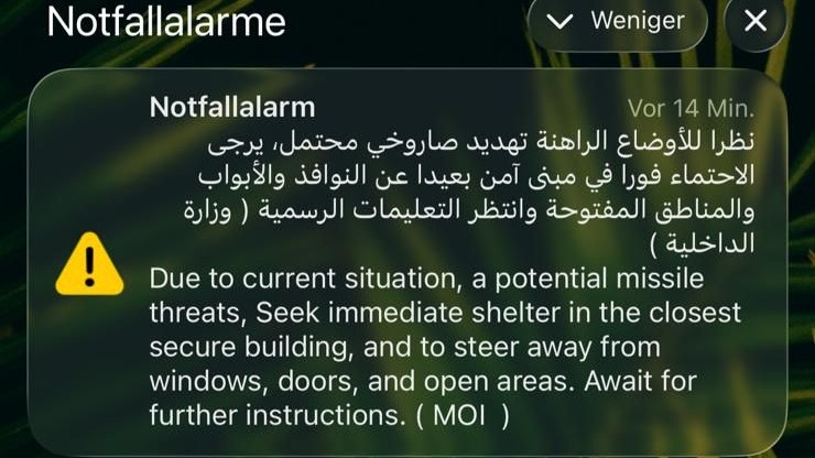 Auf den Handys erscheinen ständig Notfallmeldungen.