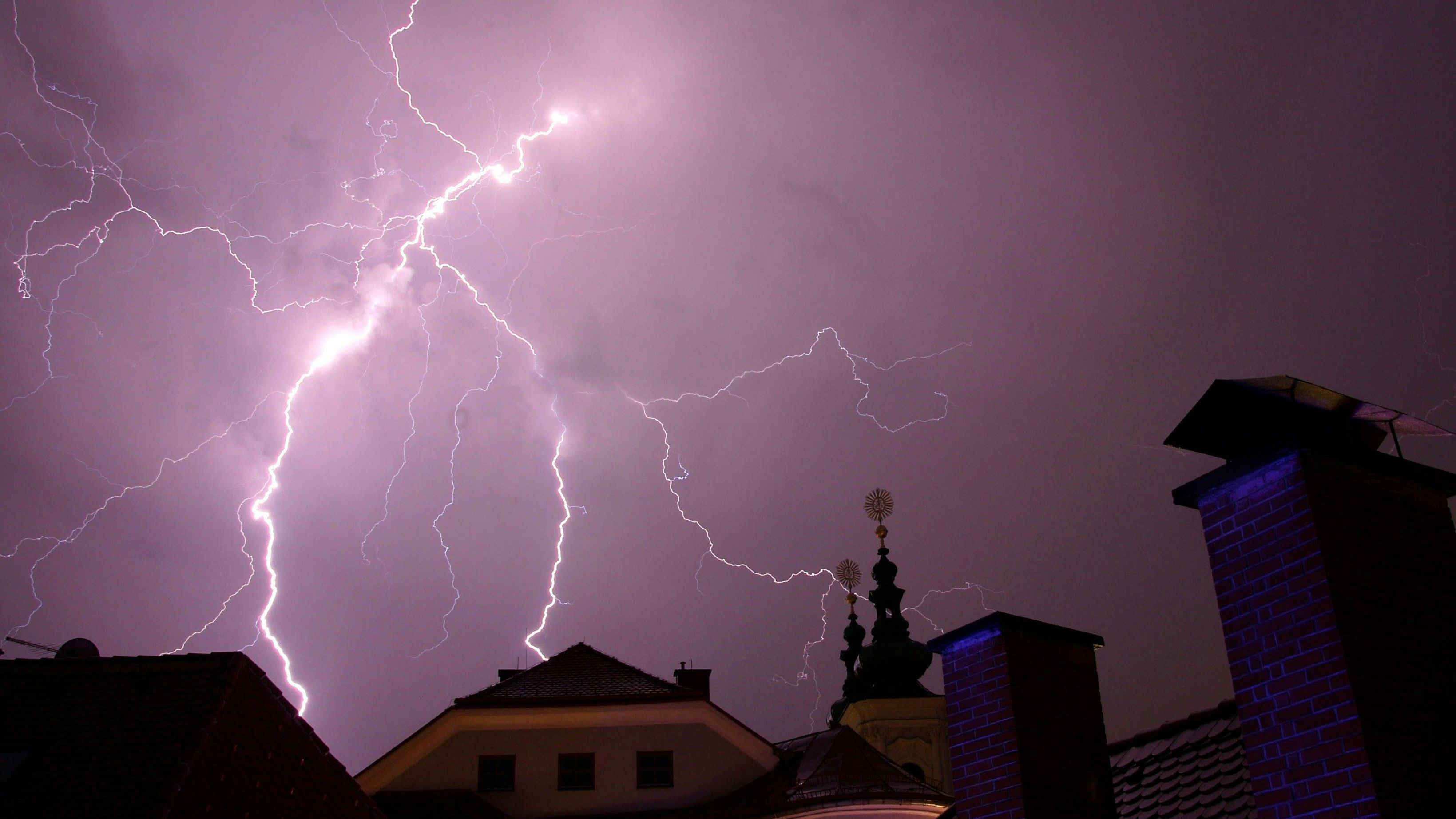 Ein Gewitter nimmt Kurs auf Österreich.