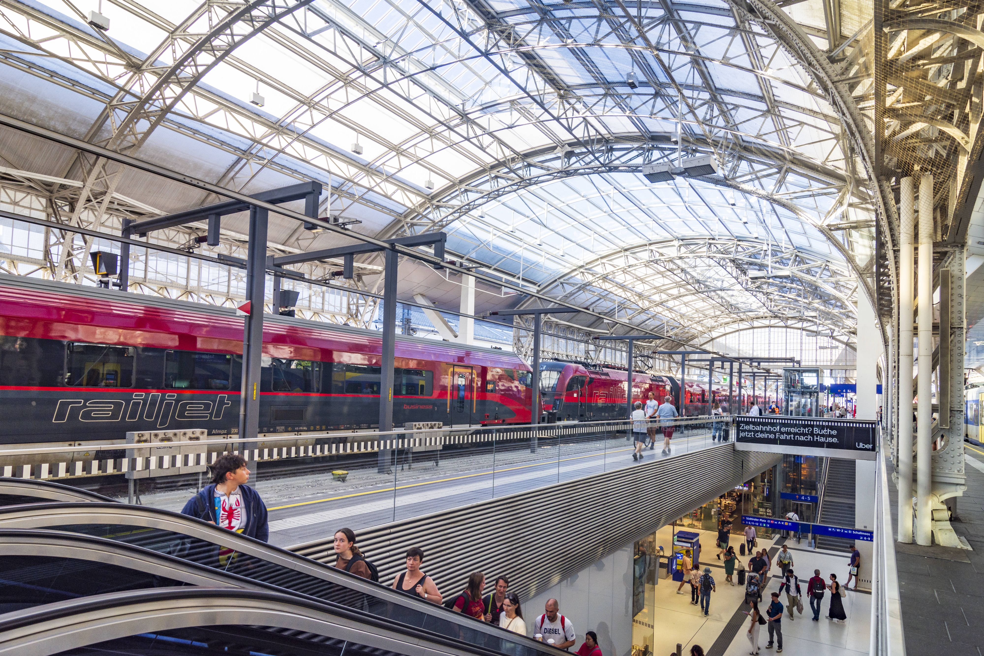 Heute.at - Kleinkind in Schließfach am Bahnhof eingesperrt