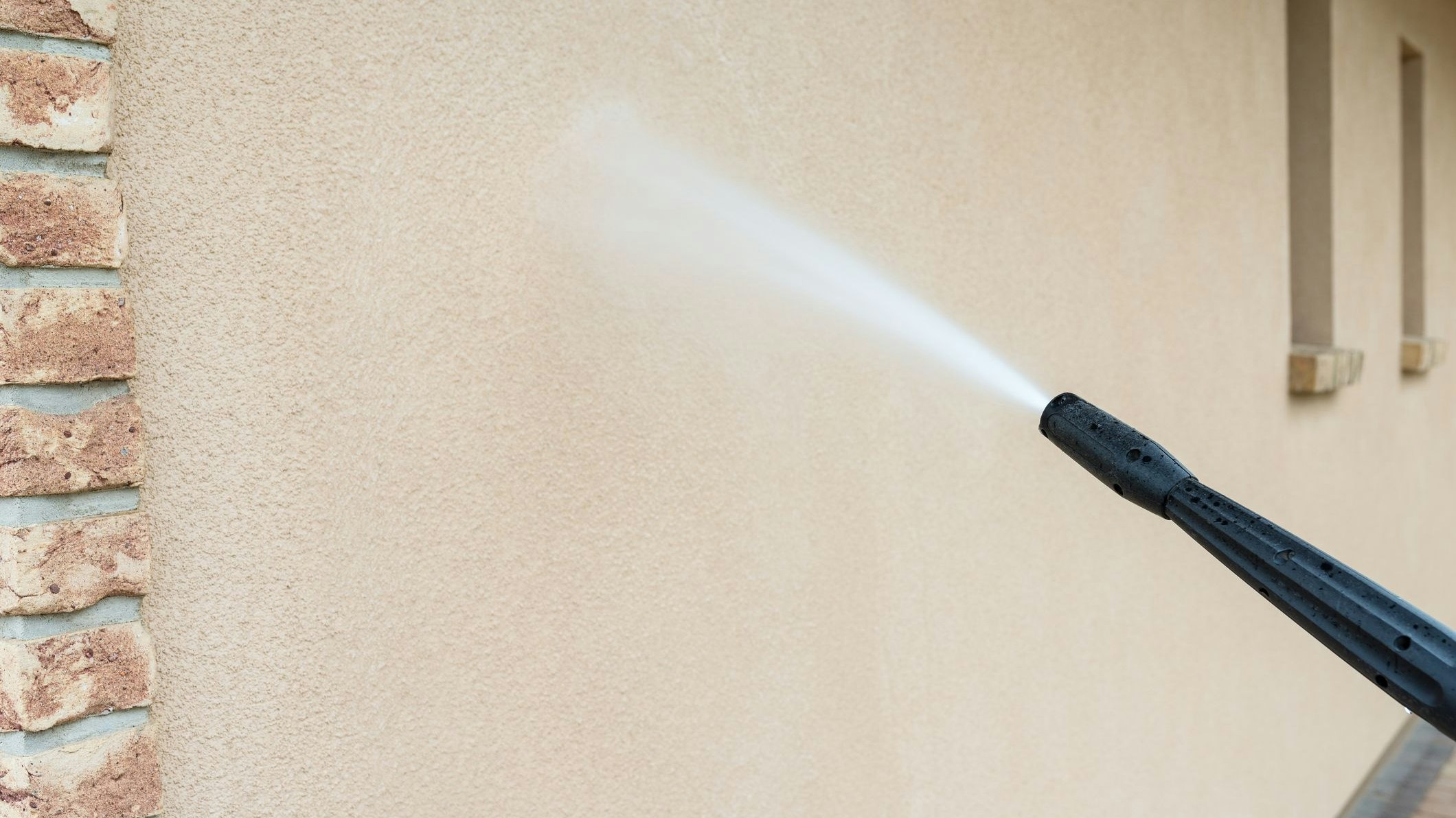 Tiefer Griff ins Börsel: Die Betrüger wollen Hunderte Euro für Fassadenreinigungen. (Symbolbild)