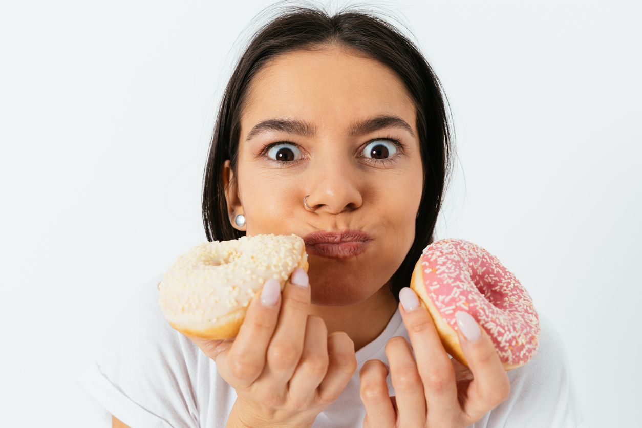 Die Wissenschaft hat möglicherweise eine Erklärung dafür, warum wir selbst im satten Zustand noch zu Snacks greifen – und das hat nichts mit Willenskraft zu tun.