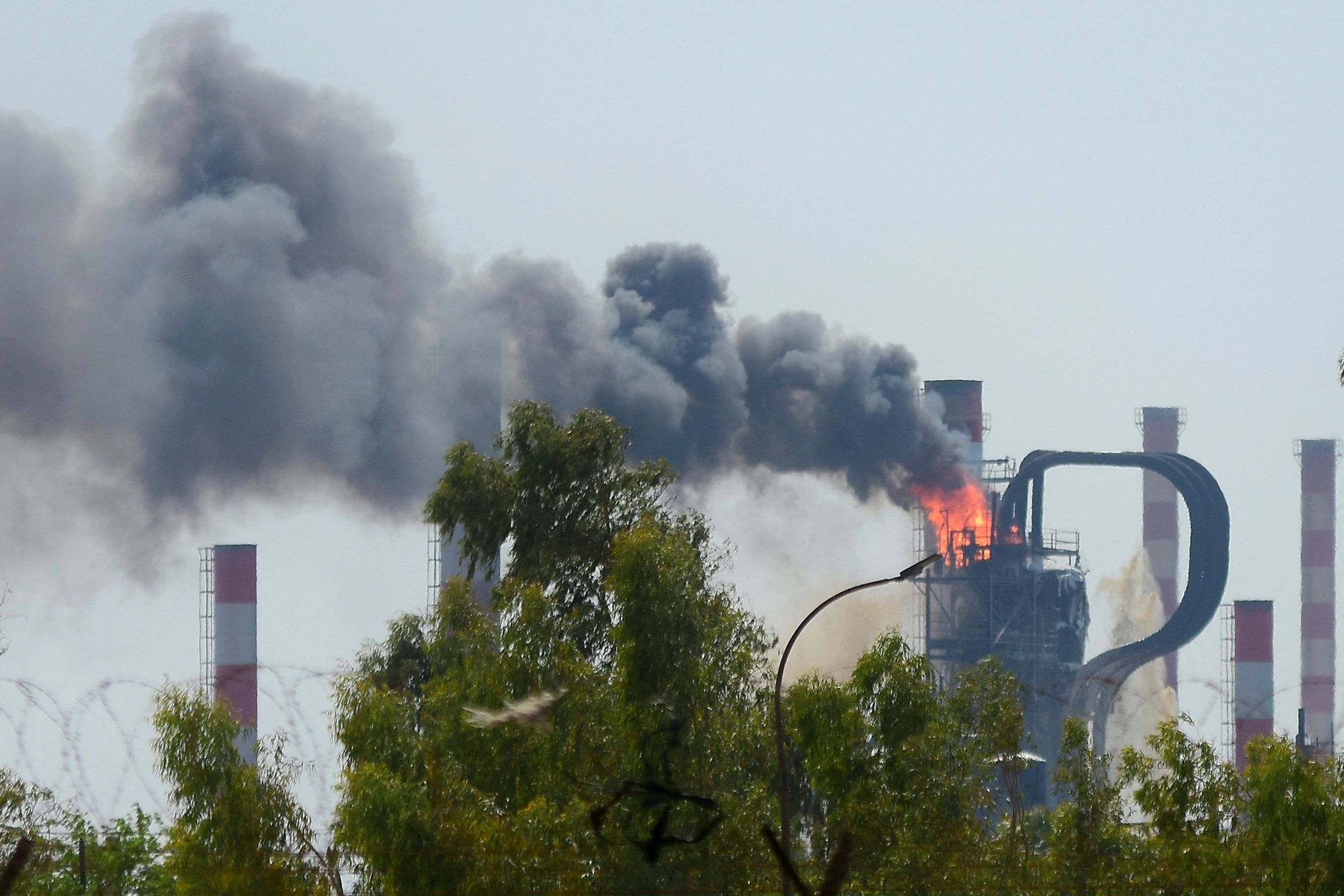 Die Angriffe auf den Iran sorgen für enorme Preisschwankungen auf dem globalen Öl-Markt. Archivbild einer brennenden Raffinerie im Iran. 