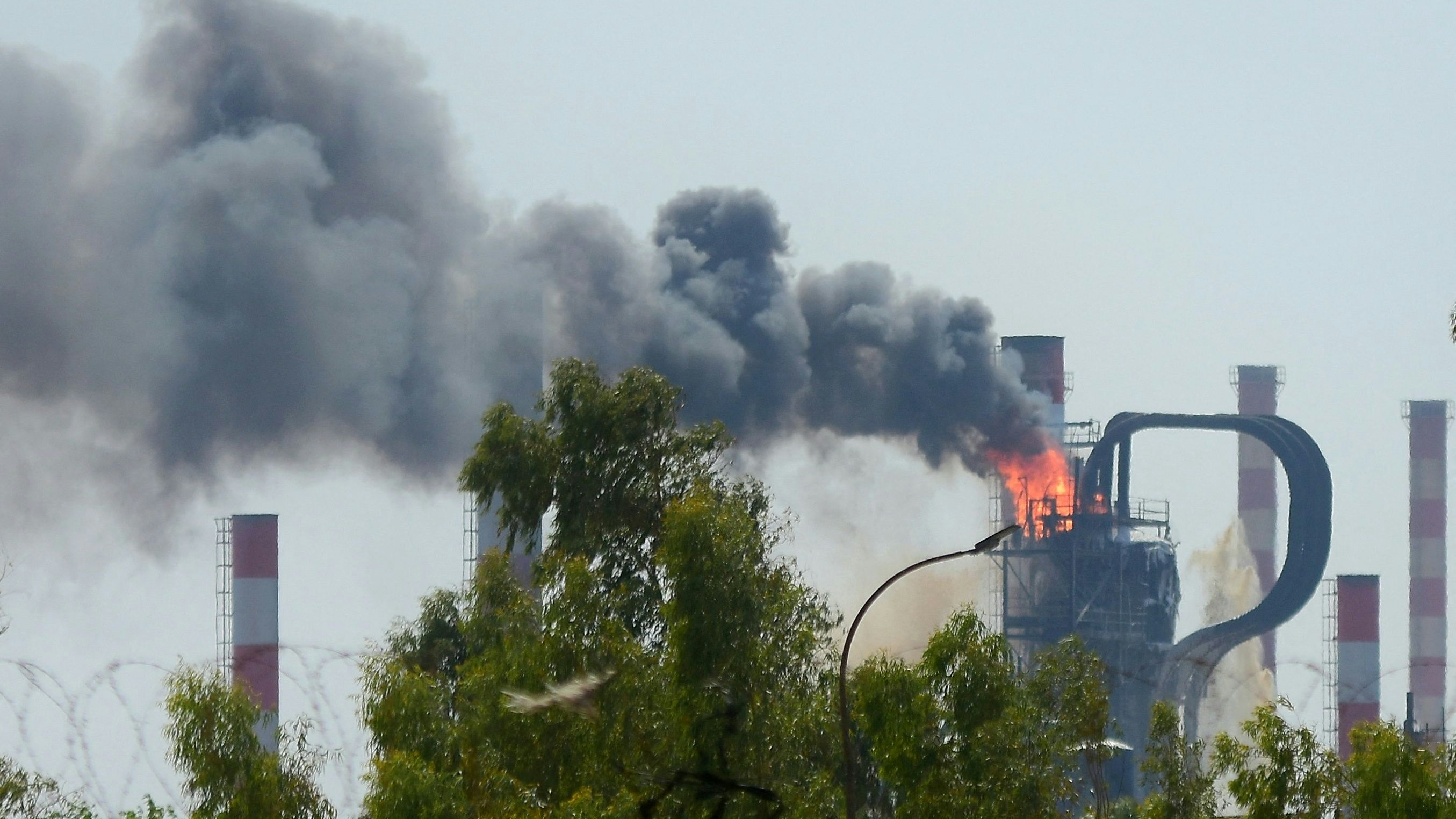 Die Angriffe auf den Iran sorgen für enorme Preisschwankungen auf dem globalen Öl-Markt. Archivbild einer brennenden Raffinerie im Iran. 