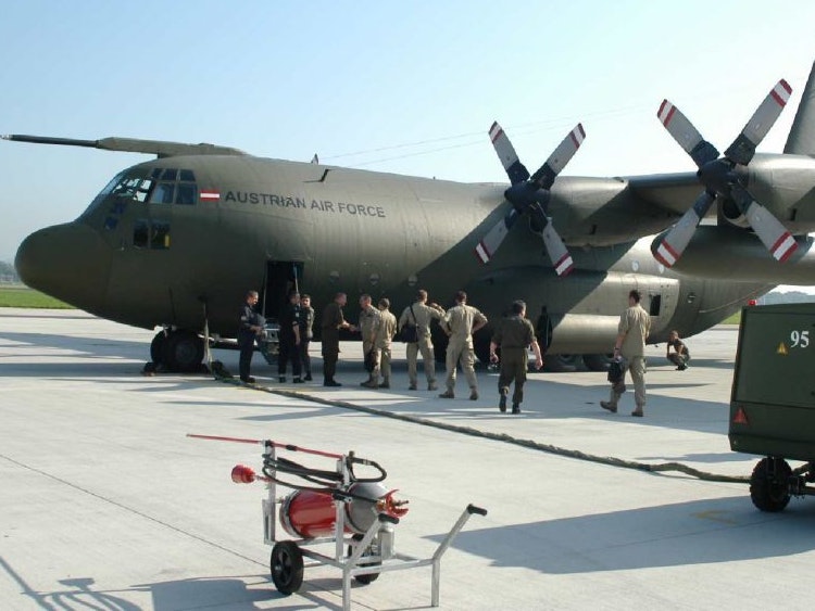 Eine C-130 bewältigt eine maximale Nutzlast von knapp 20 Tonnen oder 92 Passagieren.