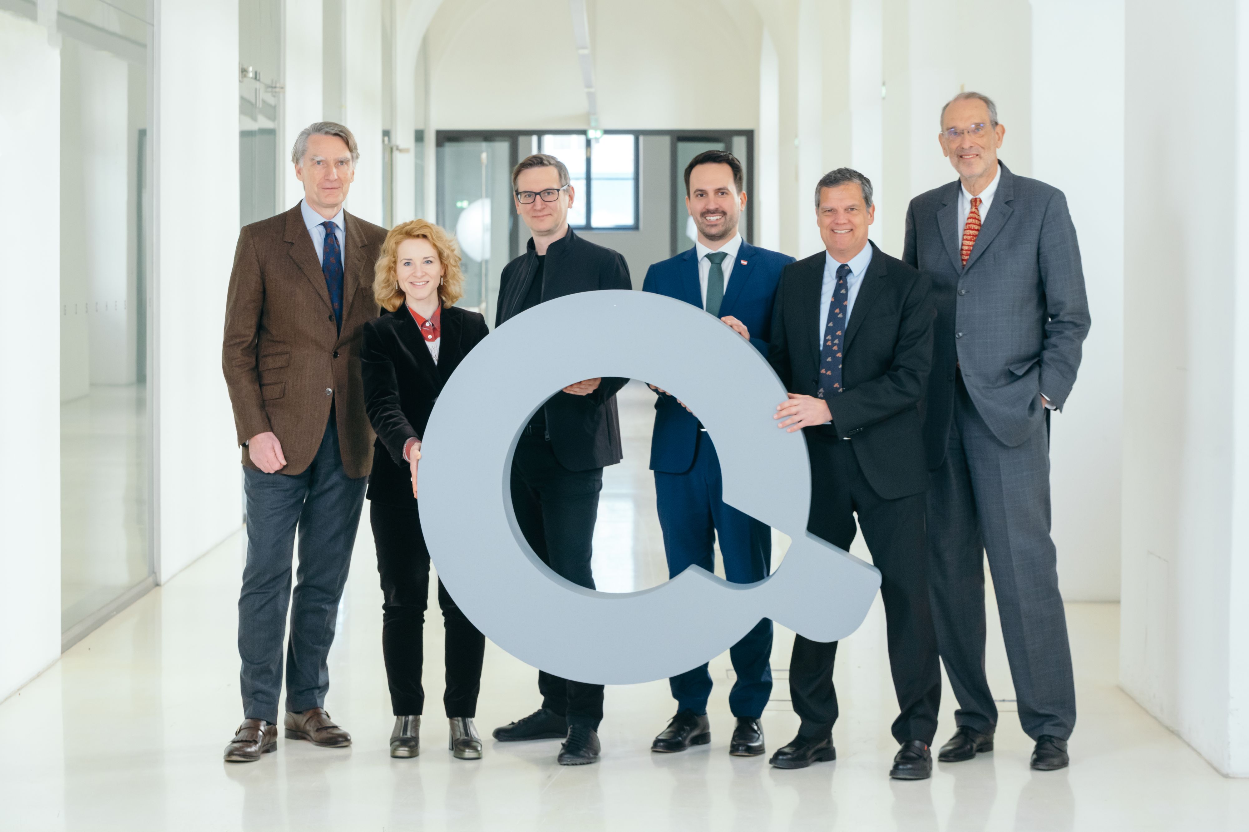 Sebastian Schütze, Rektor der Universität Wien, Eva-Maria Holzleitner, Ministerin für Wissenschaft, Christopher Lindinger, Gründungsdirektor des Q, Bildungsminister Christoph Wiederkehr, Jens Schneider, Rektor der Technischen Universität Wien und Heinz Faßmann, Präsident der Österreichischen Akademie der Wissenschaften (v.l.).