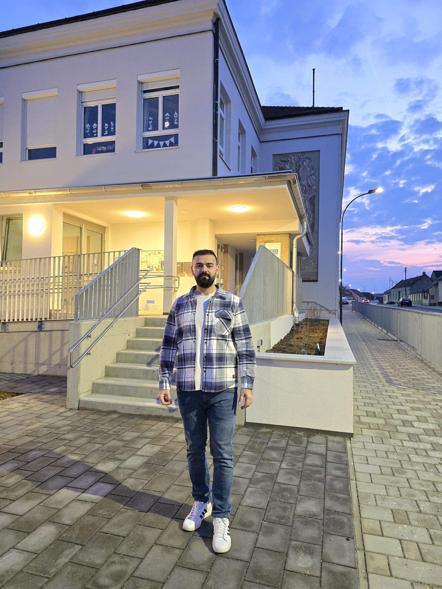 Aufregung in Rohrau: GGR Dorel-Beniamin Birte vor der neuen Volksschule, die im Oktober 2025 feierlich eröffnet wurde.