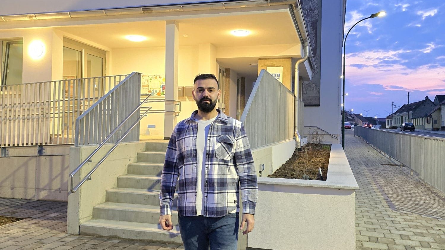 Aufregung in Rohrau: GGR Dorel-Beniamin Birte vor der neuen Volksschule, die im Oktober 2025 feierlich eröffnet wurde.