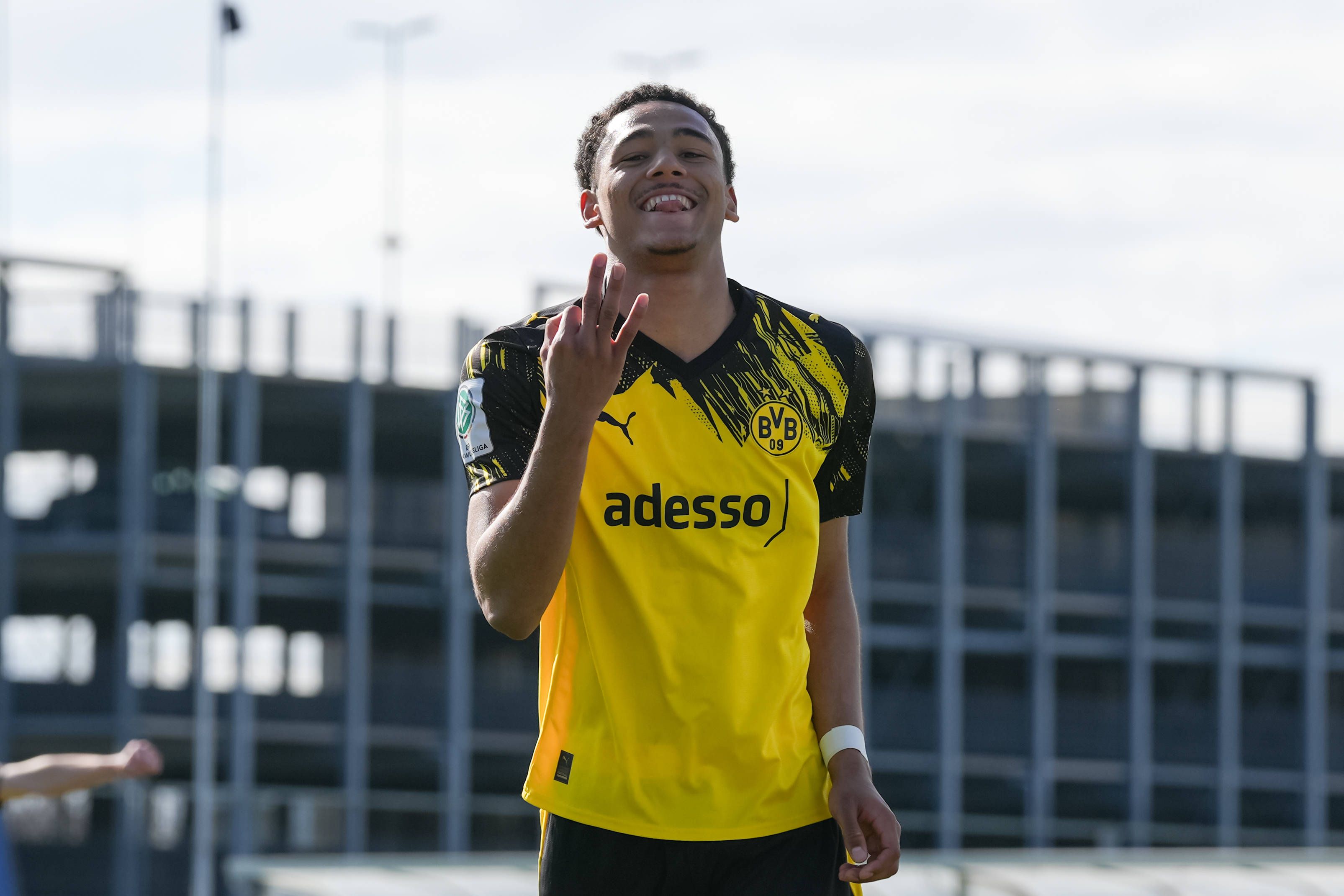 Drei Finger für drei Tore: Tazemeta ließ den BVB jubeln.