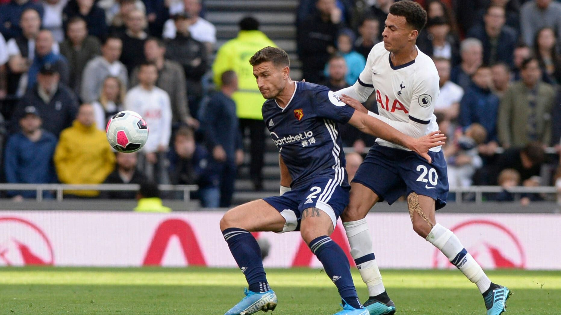 Daryl Janmaat (l.), hier im Zweikampf mit Dele Alli im Spiel Watford gegen Tottenham 2019.