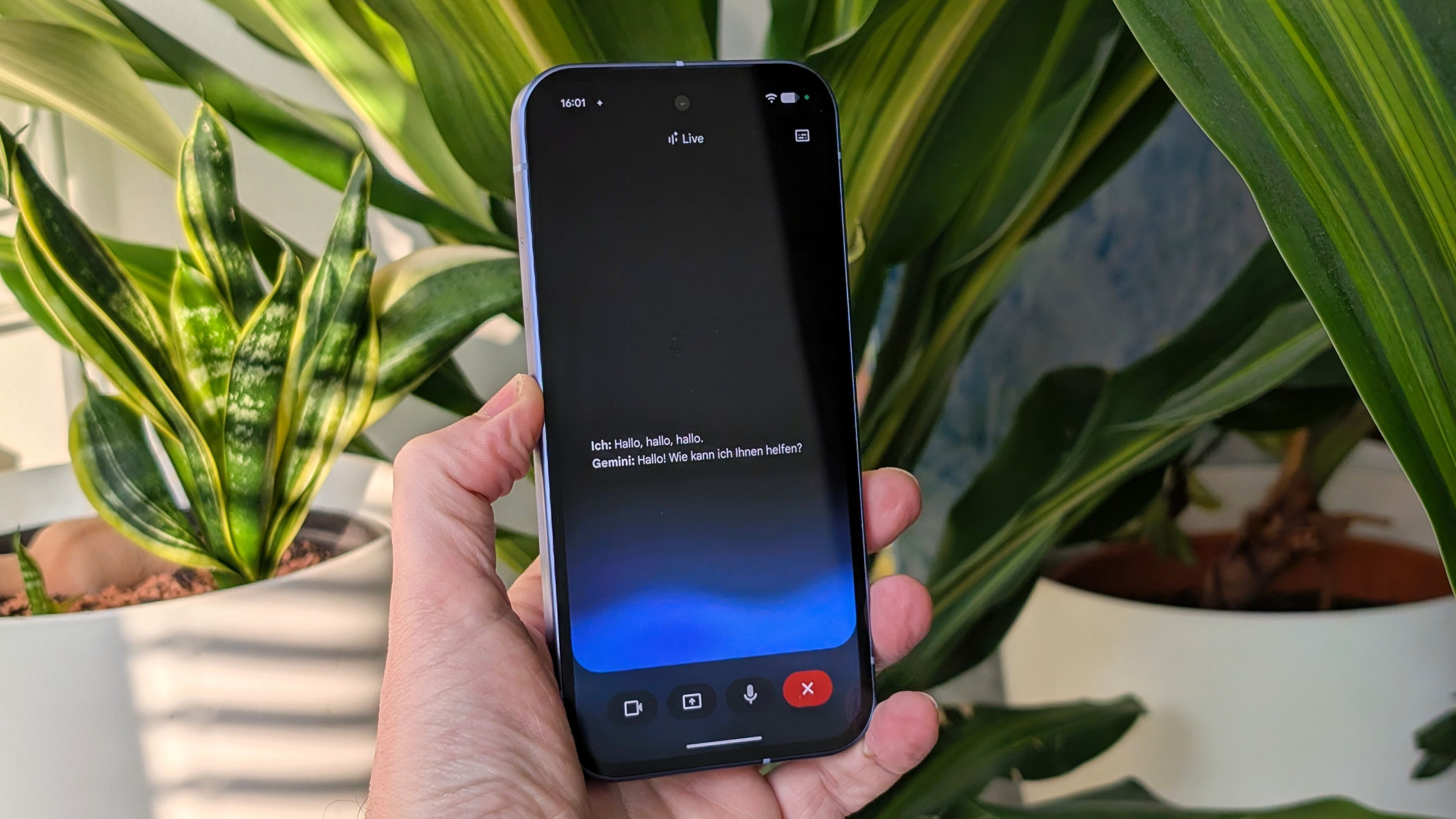 Die integrierten KI-Funktionen wie Gemini Nano, Gemini Live und Circle to Search greifen tief ins System ein und unterstützen bei Texten, Recherchen und Organisation.