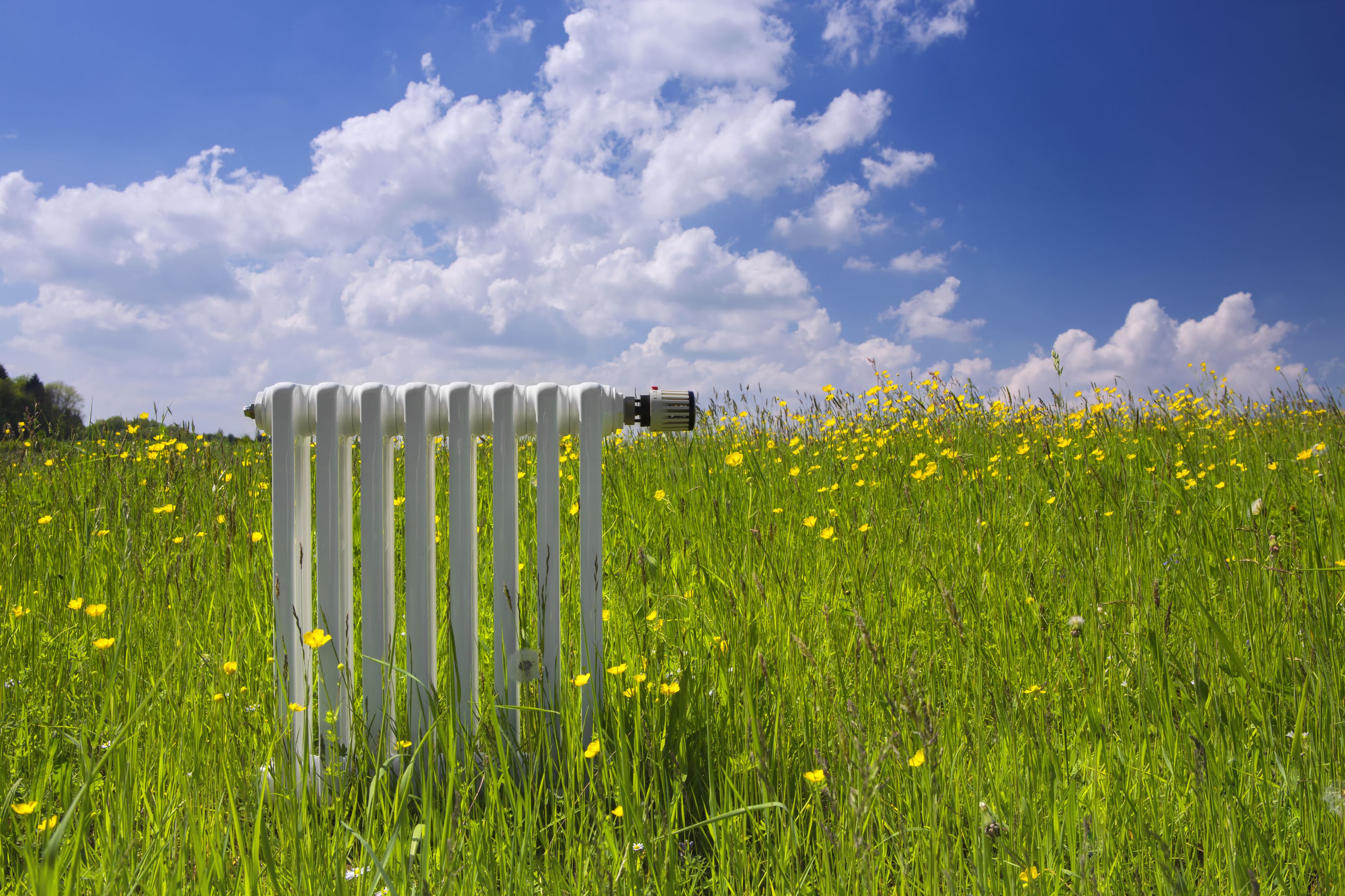 Staubige Heizkörper geben weniger Wärme ab. Im Frühling lohnt sich deshalb ein gründlicher Check.