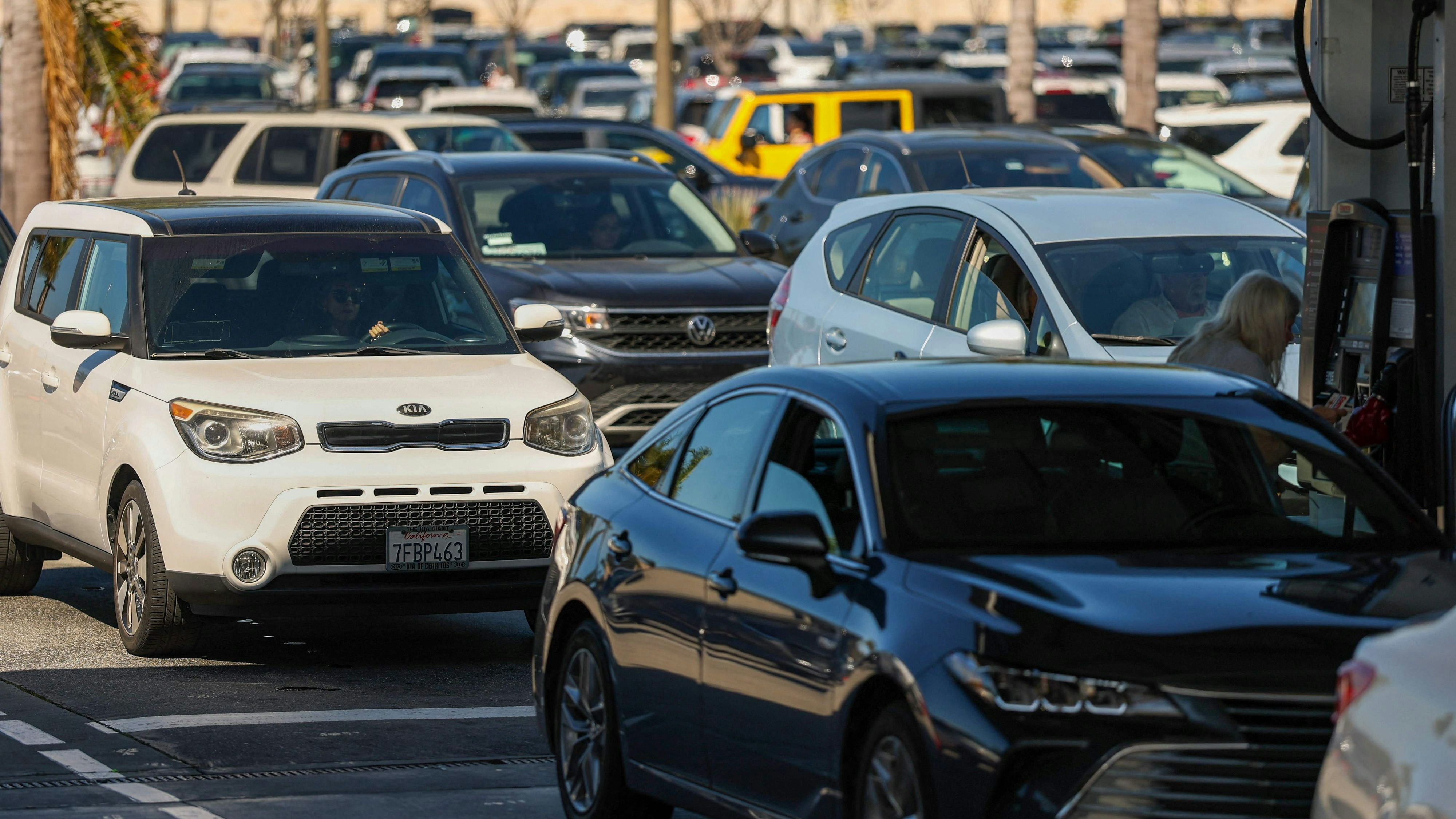 Wegen der steigenden Spritpreise bildeten sich in Los Angeles vor den Tankstellen lange Autoschlangen