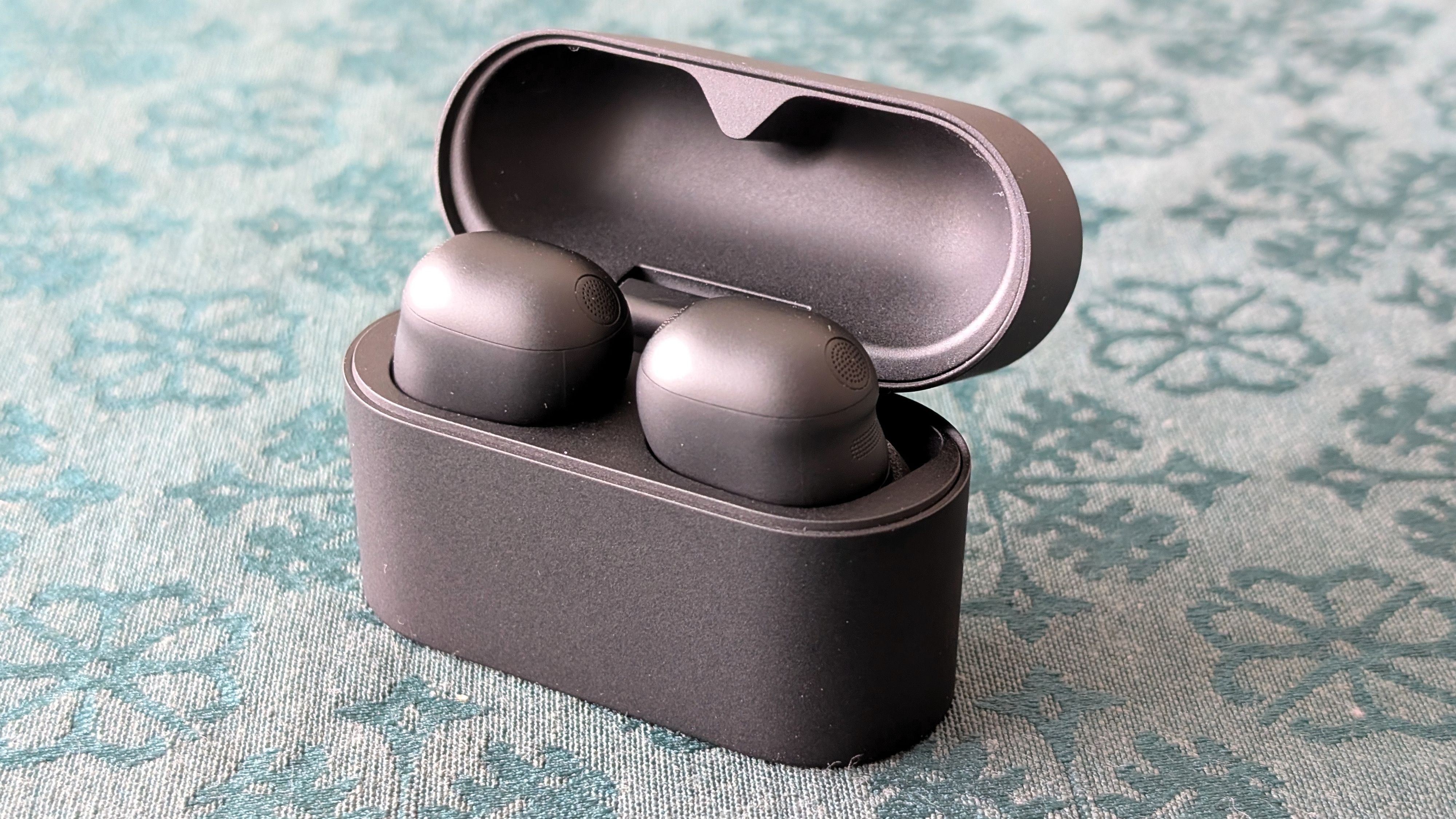 Das Klangbild ist reichhaltig, lebendig und ausbalanciert – mit einem kräftigen Bass, der nie zu dominant wird, und klaren Mitten, in denen Stimmen sowie akustische Instrumente gut zur Geltung kommen.