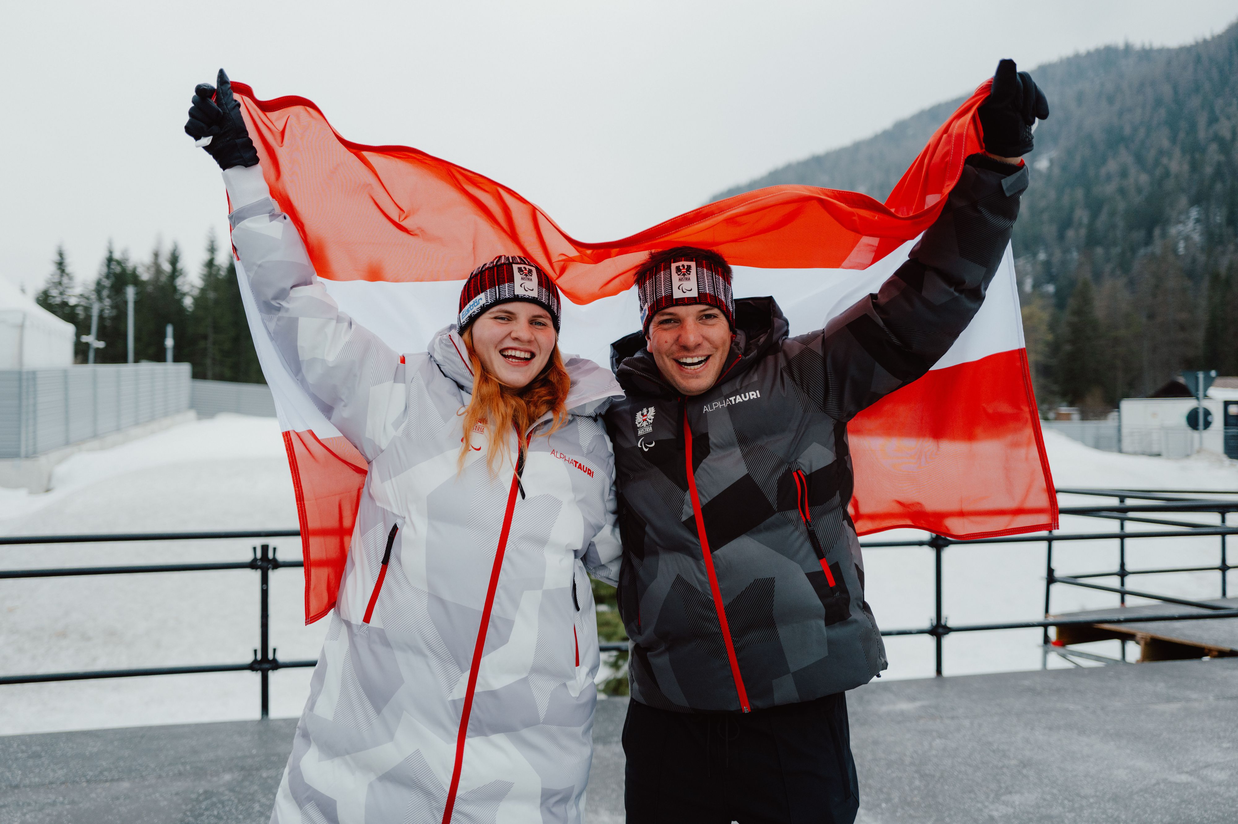 Veronika Aigner und Markus Salcher tragen in Verona die Fahne.