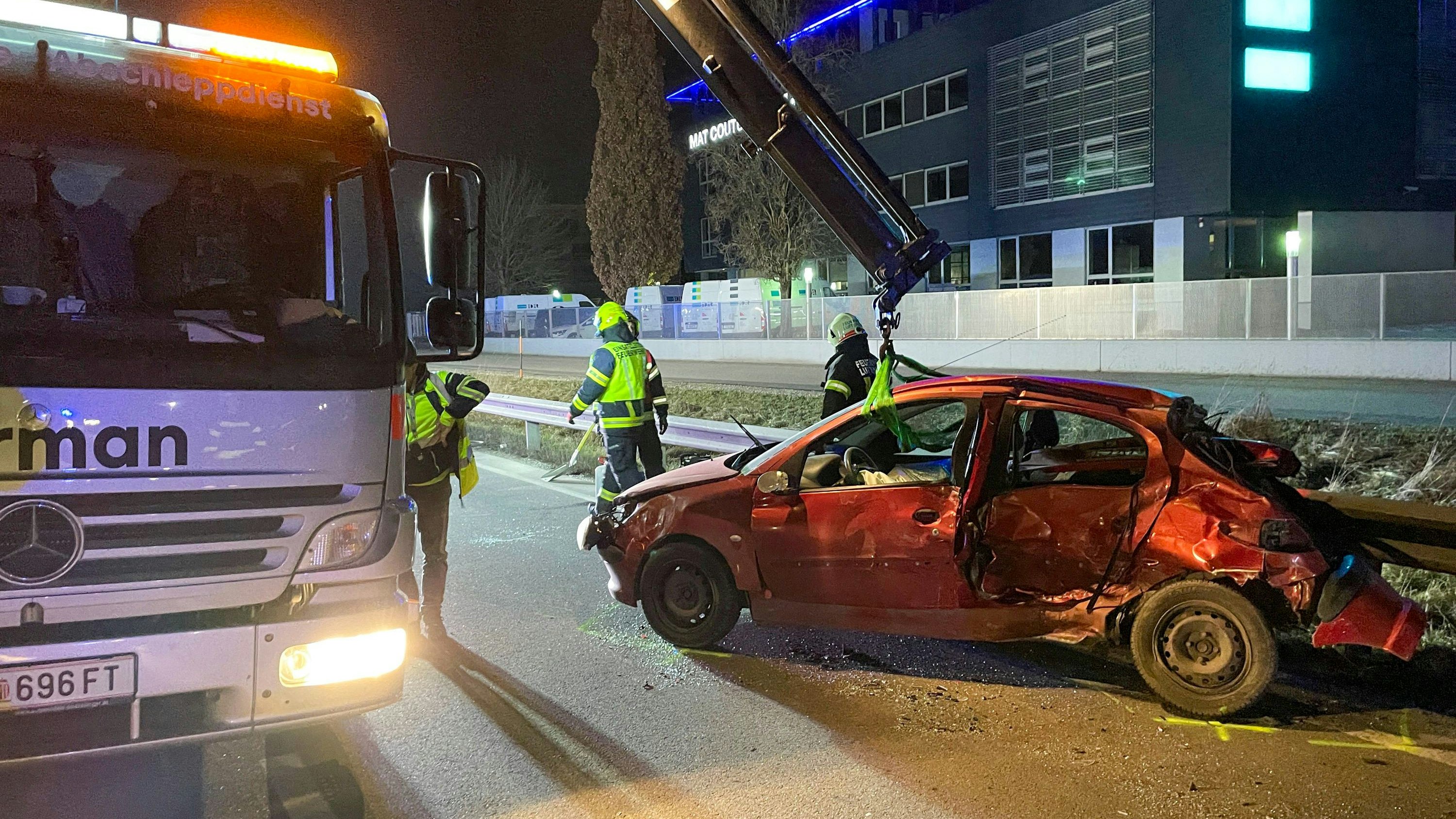 Laut Zeugenaussagen versuchte der 47-Jährige aus bisher unbekannten Gründen sein Fahrzeug auf der B3 zu wenden. 