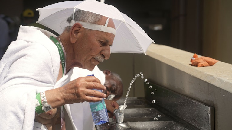 Der Krieg im Nahen Osten weitet sich rasant in der Region aus, mögliche Gegenschläge des Iran aber würden die ganze Welt treffen. Etwa eine Verminung der Straße von Hormus, Cyberterror oder ein Angriff auf Entsalzungsanlagen. Die Folgen, auch für uns.