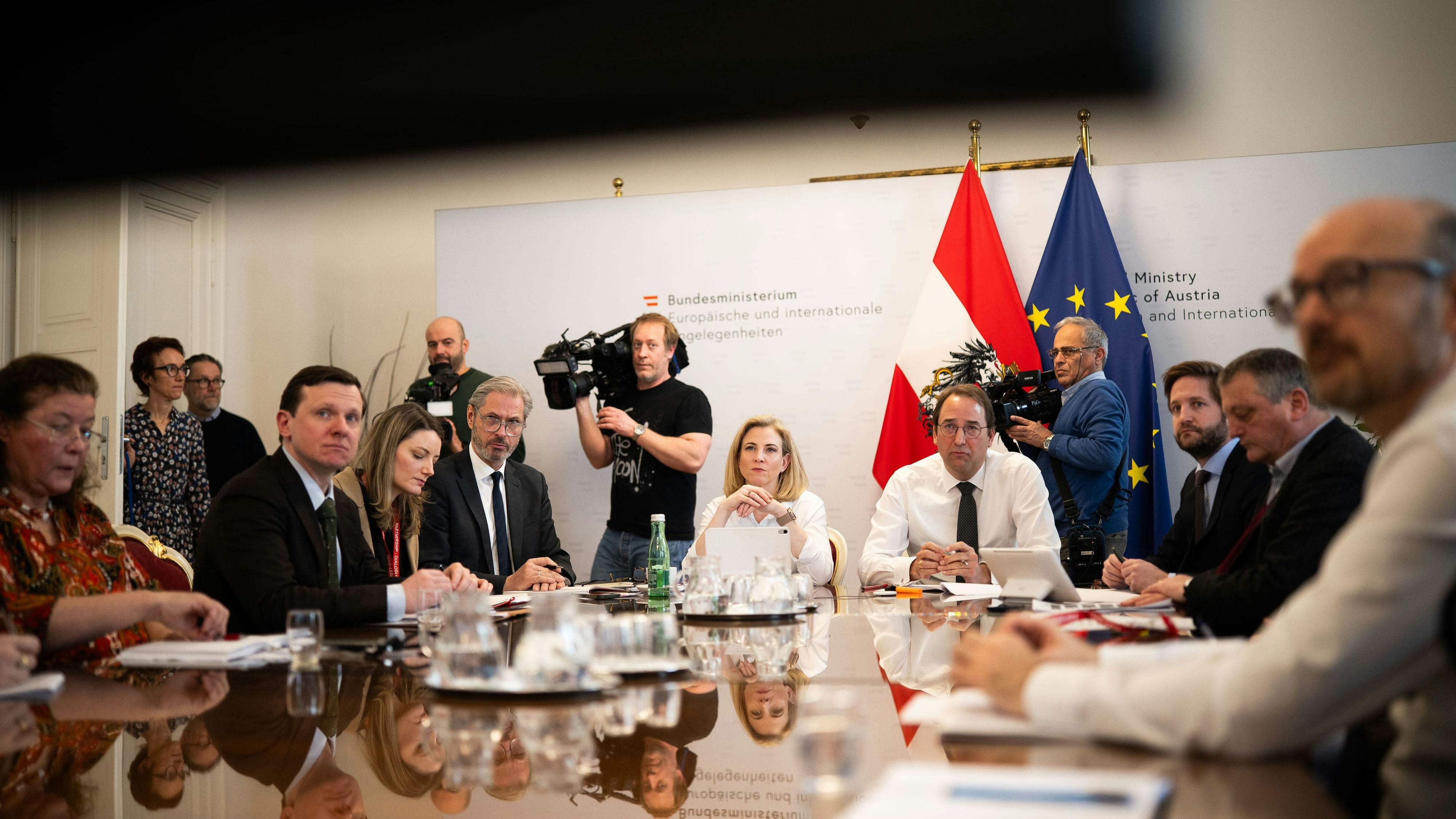 Am 3. März 2026 nahm Außenministerin Beate Meinl-Reisinger an einer Krisenstab und anschließendem Pressestatement zur aktuellen Sitzuation im Nahen Osten in Wien teil. Foto: © BMEIA/ Michael Gruber