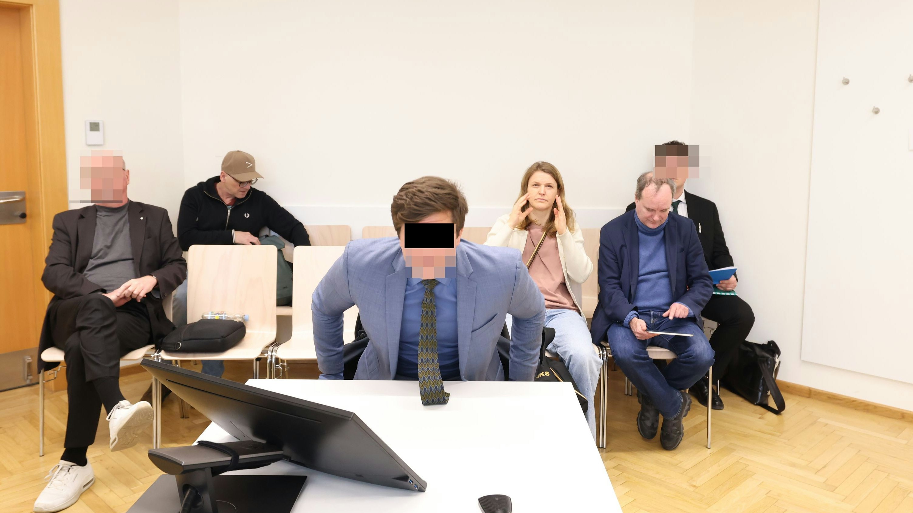 Heute.at - Nicht angegurtet – Anwalt zuckt aus, bedroht Polizisten