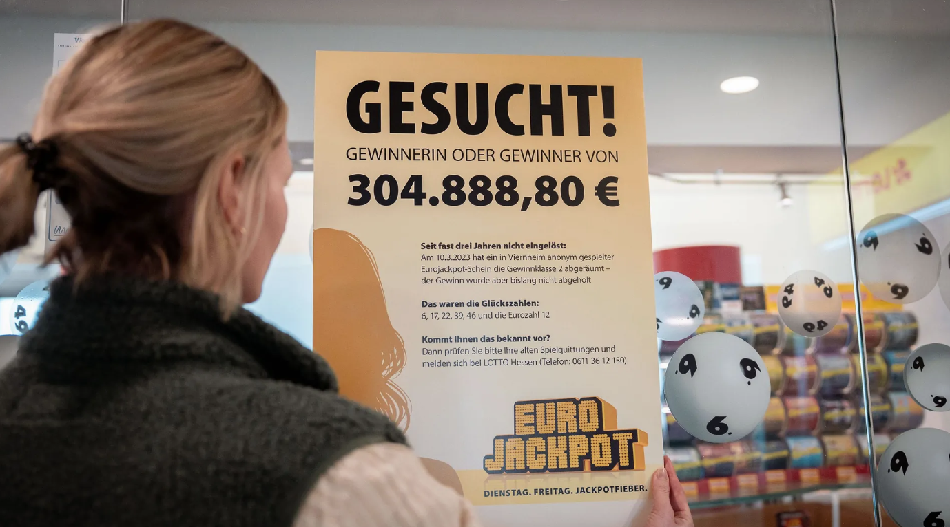 Heute.at - Hier wird mit Plakaten nach einem Lottogewinner gesucht