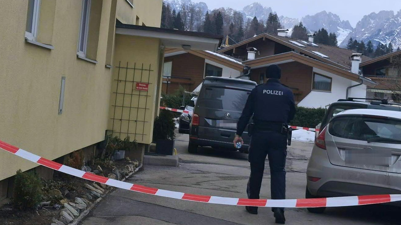Polizisten sichern das Mehrparteienhaus im Norden von Kitzbühel ab, in dem Mutter (48) und Sohn (5) tot aufgefunden wurden.