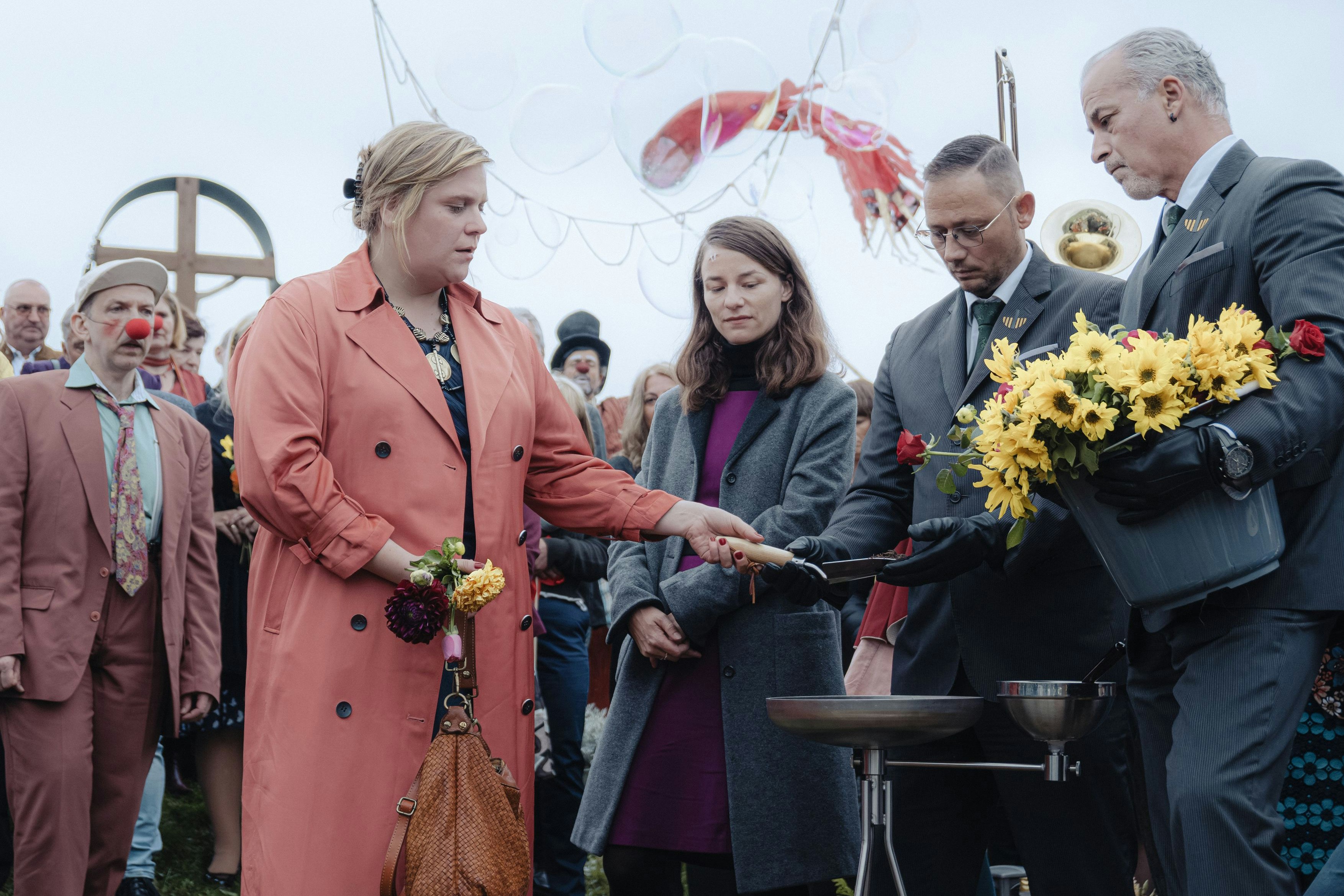 Auch wenn niemandem zum Lachen zumute ist: Die Beerdigung von Heli und den Kindern sollen alle in schöner Erinnerung behalten, auch Barbaras Freundin Sabine (Stefanie Reinsperger)