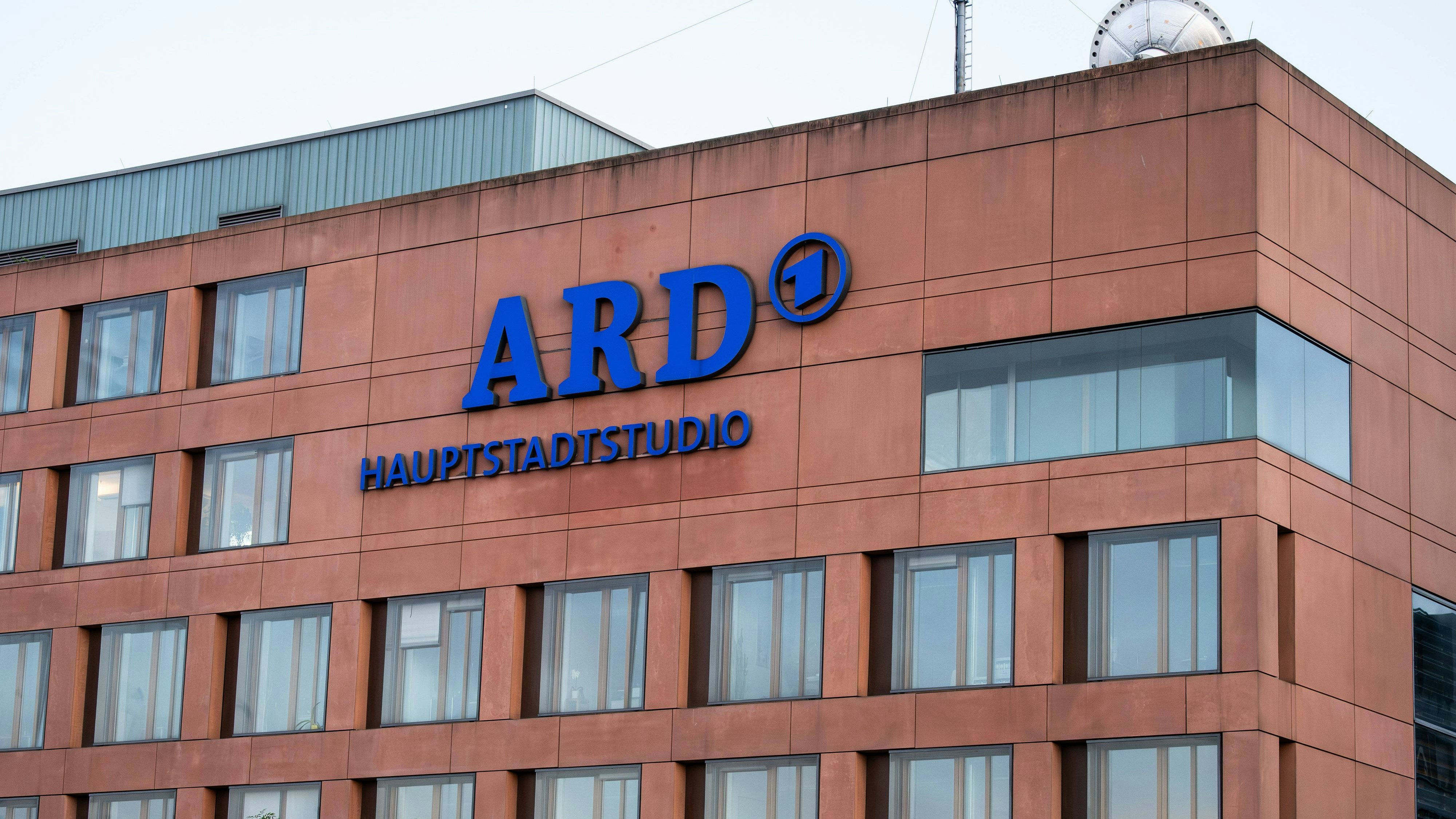 Das Logo des ARD-Hauptstadtstudios in Berlin ist an der Fassade zu sehen. Berlin Berlin Deutschland *** The logo of the ARD Capital Studio in Berlin can be seen on the façade Berlin Berlin Germany