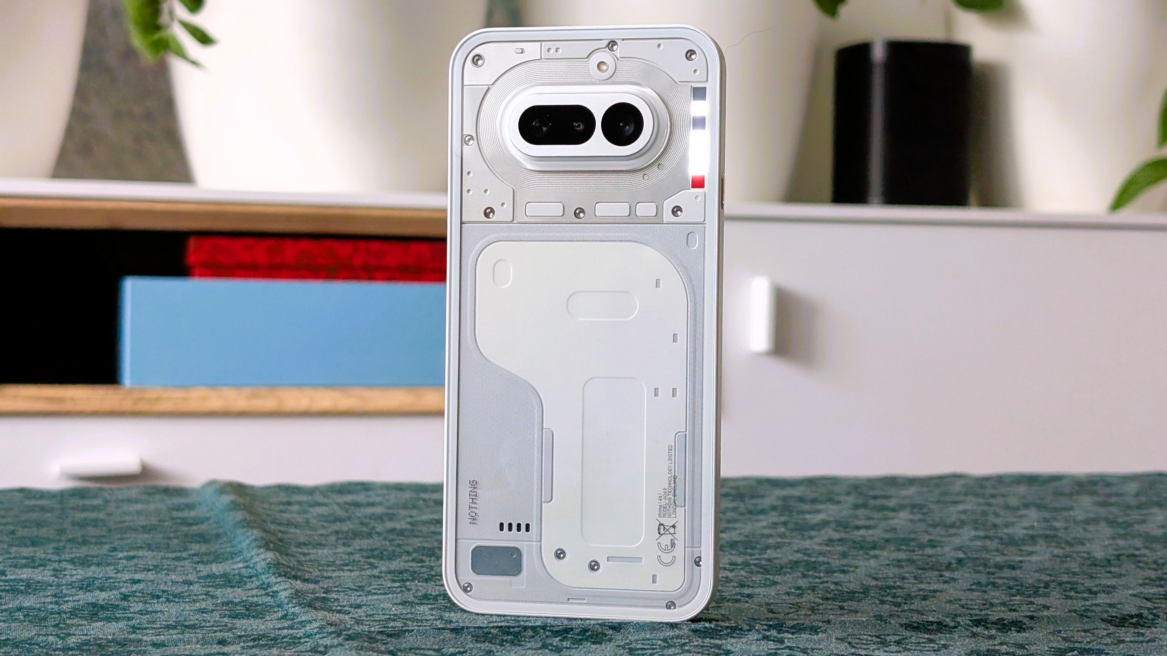 Natürlich darf auch Nothings traditionelle Glyph-Leuchtshow nicht fehlen – dieses Mal als Leiste rechts neben der Kamera.