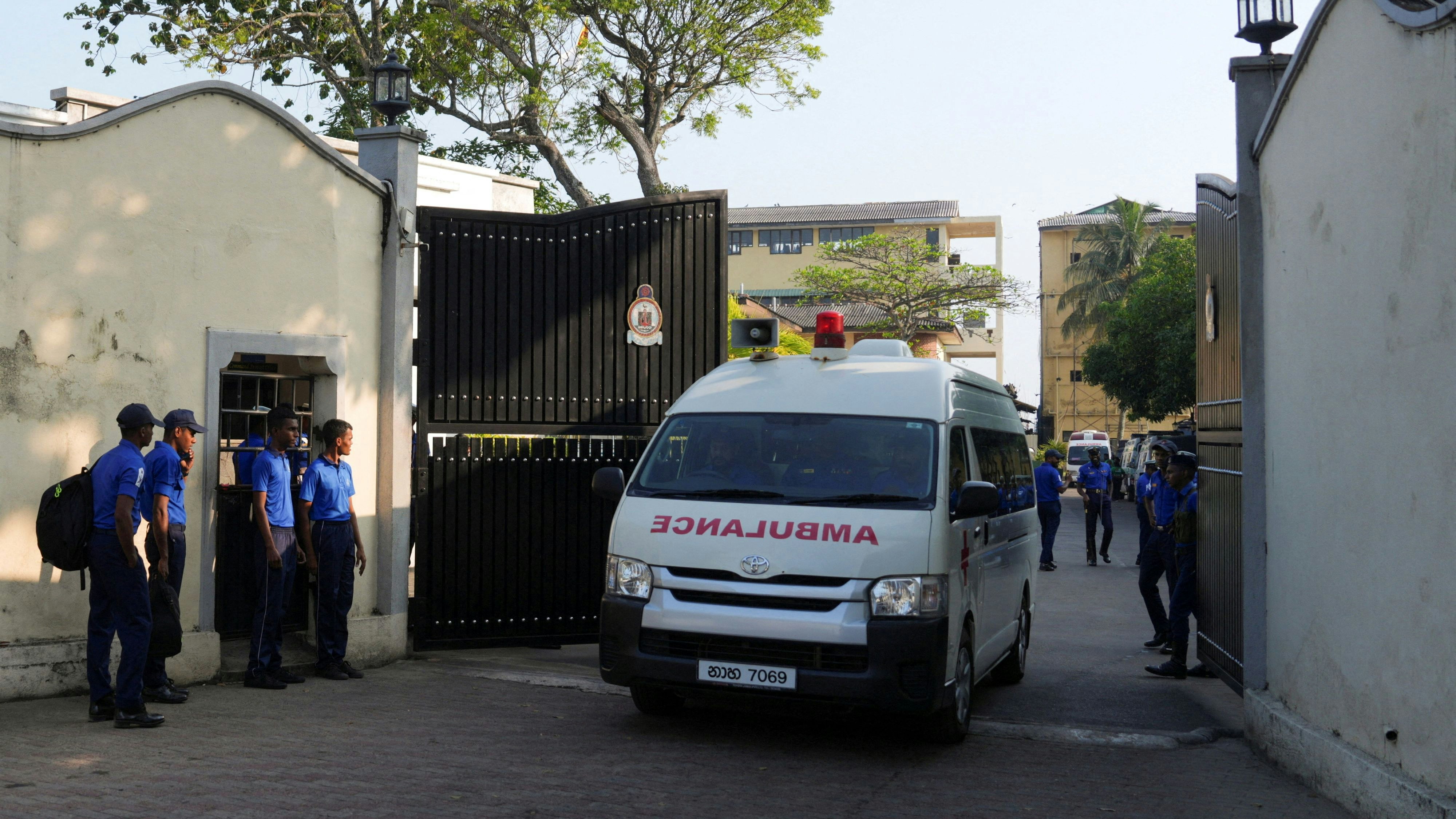 Die Rettungskräfte suchen fieberhaft nach Überlebenden.