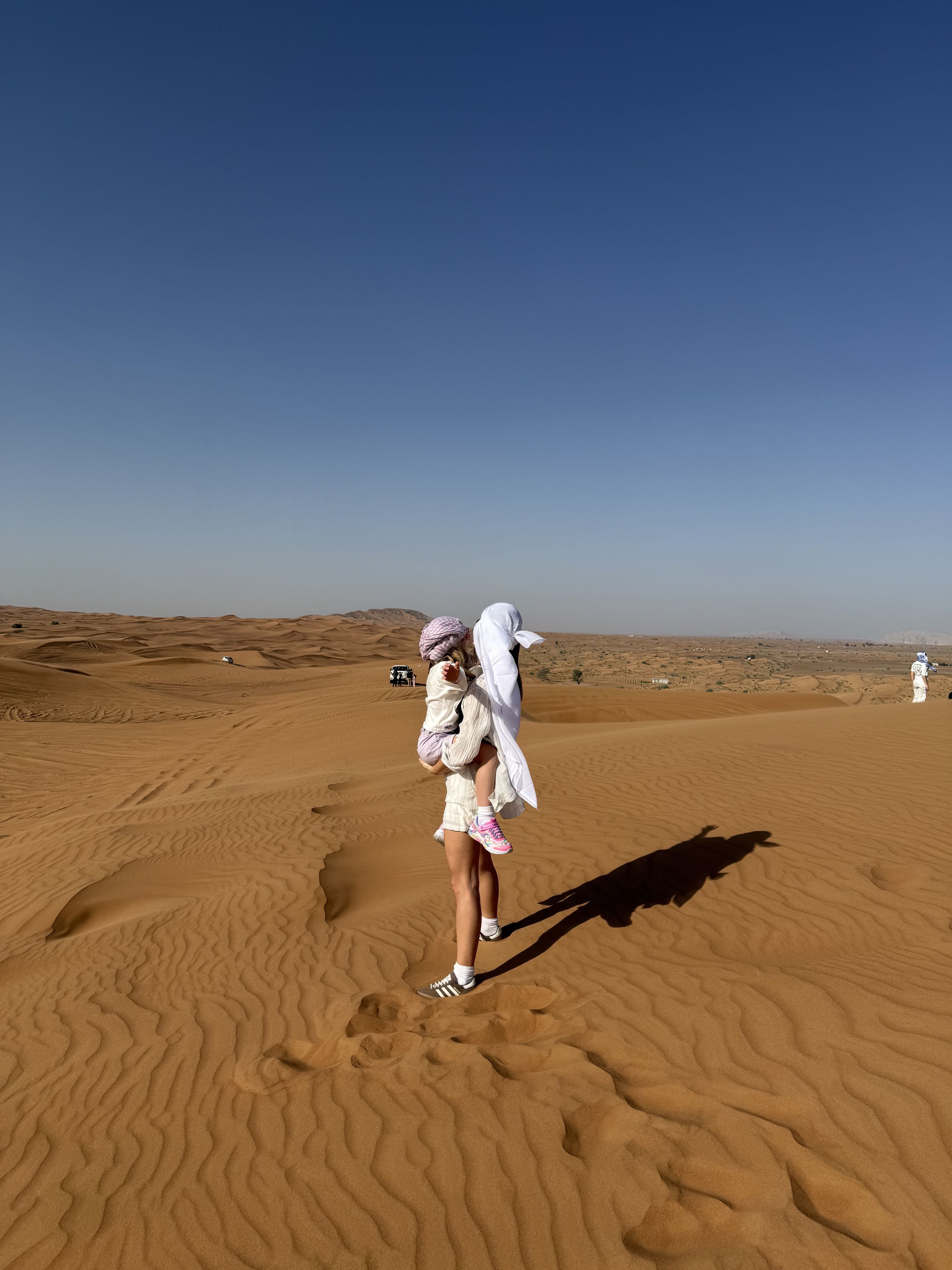 Jenny L. (36) aus Wien mit ihrer Tochter (6) – es hätte ein schöner Urlaub in Dubai werden sollen, aber plötzlich war Krieg.