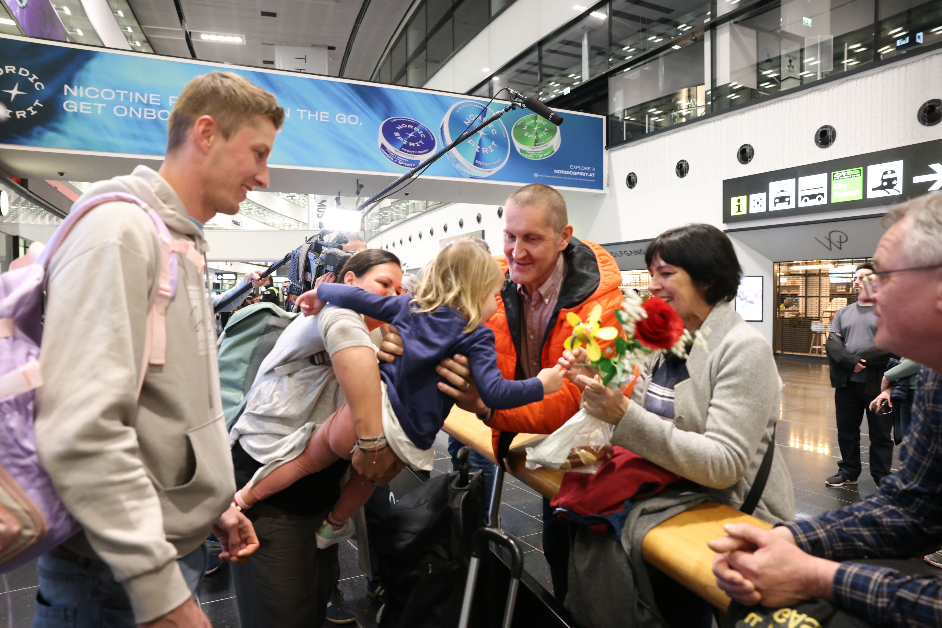 Tränen der Freude bei den Rückkehrern – und jenen, die stundenlang auf sie gewartet haben.