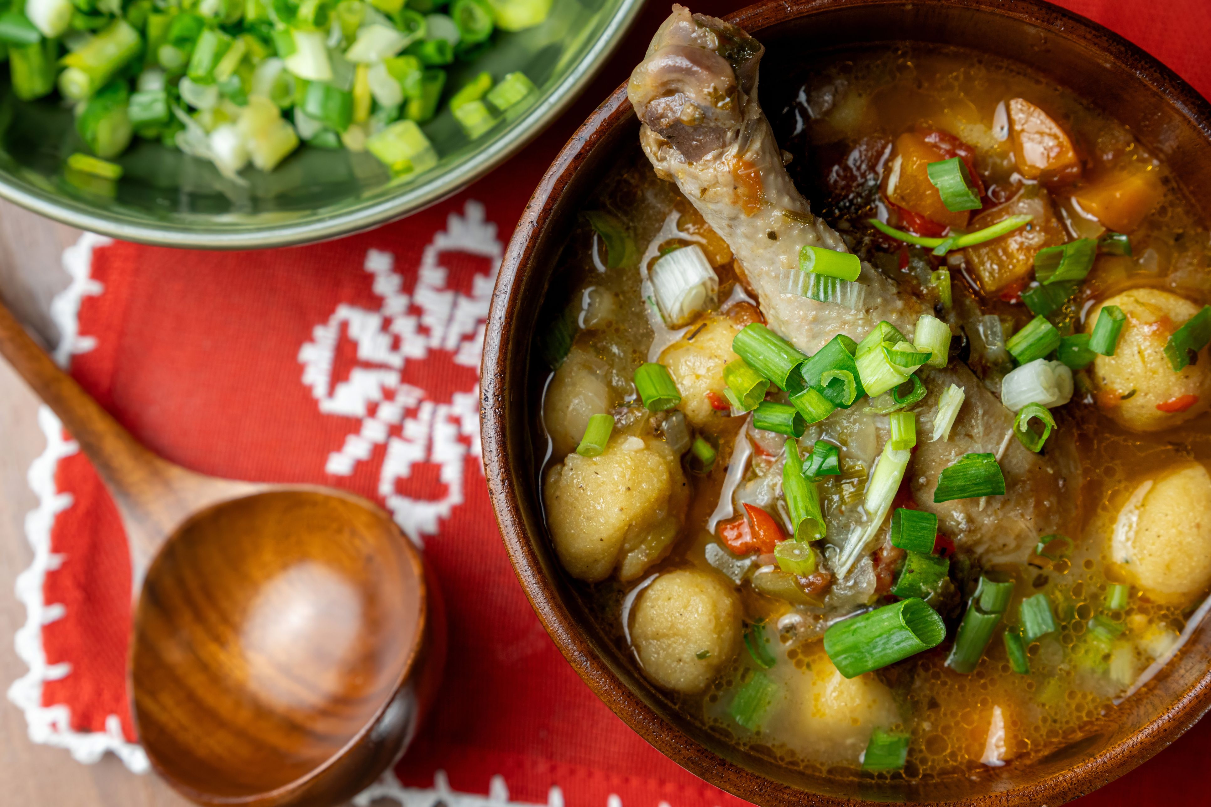 Für die traditionelle Vori-Suppe wird in der Regel ein ganzes Huhn mit Gemüse gekocht. Das Herzstück sind die Maisknödel mit Käse.
