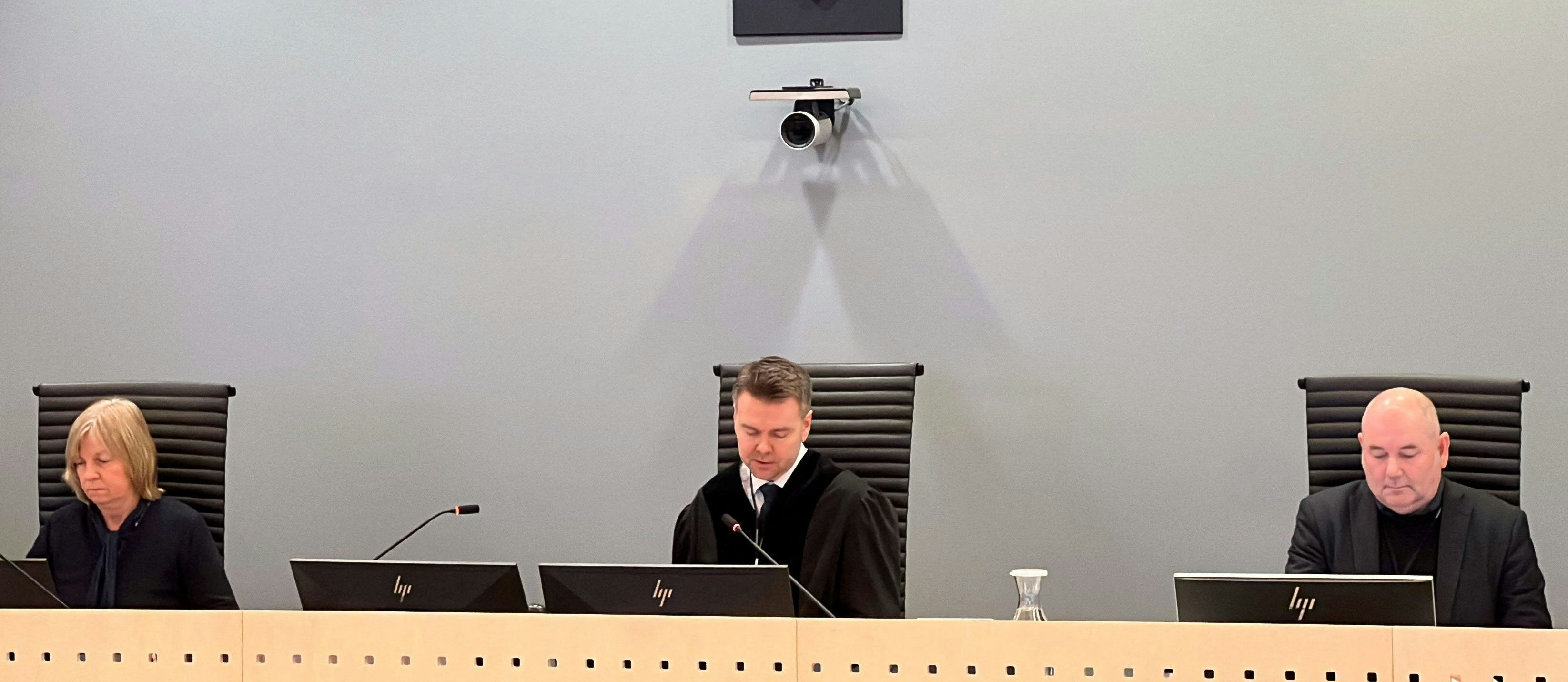 Richter Jon Sverdrup Efjestad (Mitte) schickte die Presse auch am Mittwoch aus dem Saal