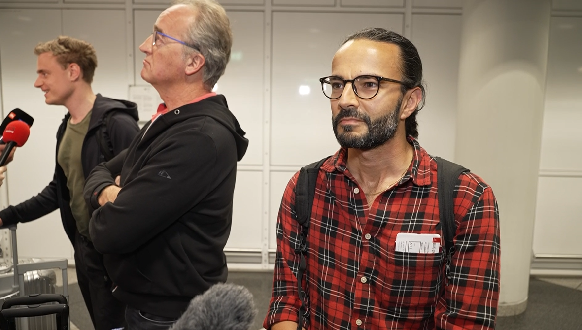 Dieser Heimkehrer schildert unverhohlen, wie er sich gefühlt hat, als er die Raketeneinschläge gehört hat.