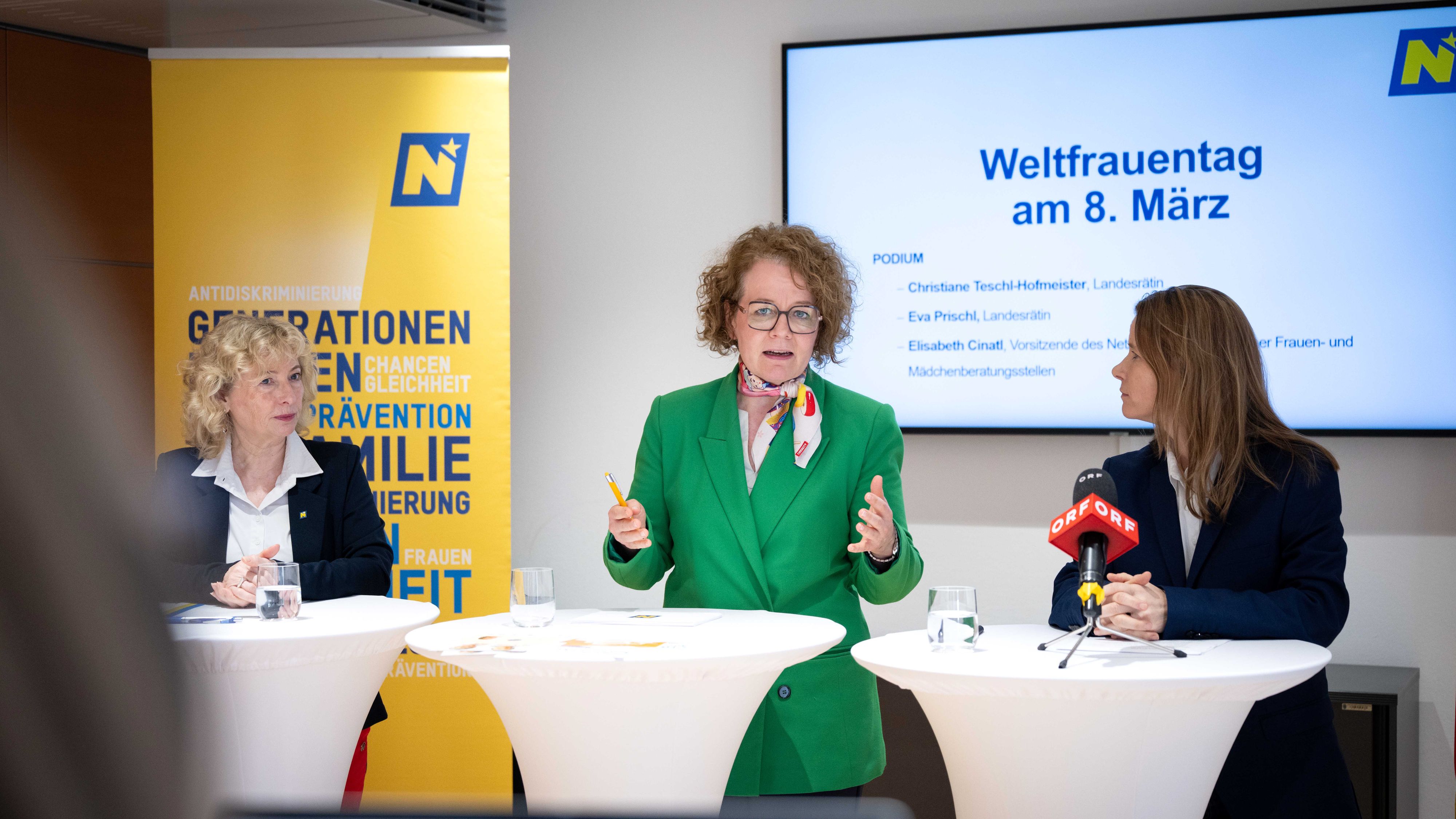 Landesrätin Eva Prischl, Landesrätin Christiane Teschl-Hofmeister und Elisabeth Cinatl, Vorsitzende des Netzwerks österreichischer Frauen- und Mädchenberatungsstellen