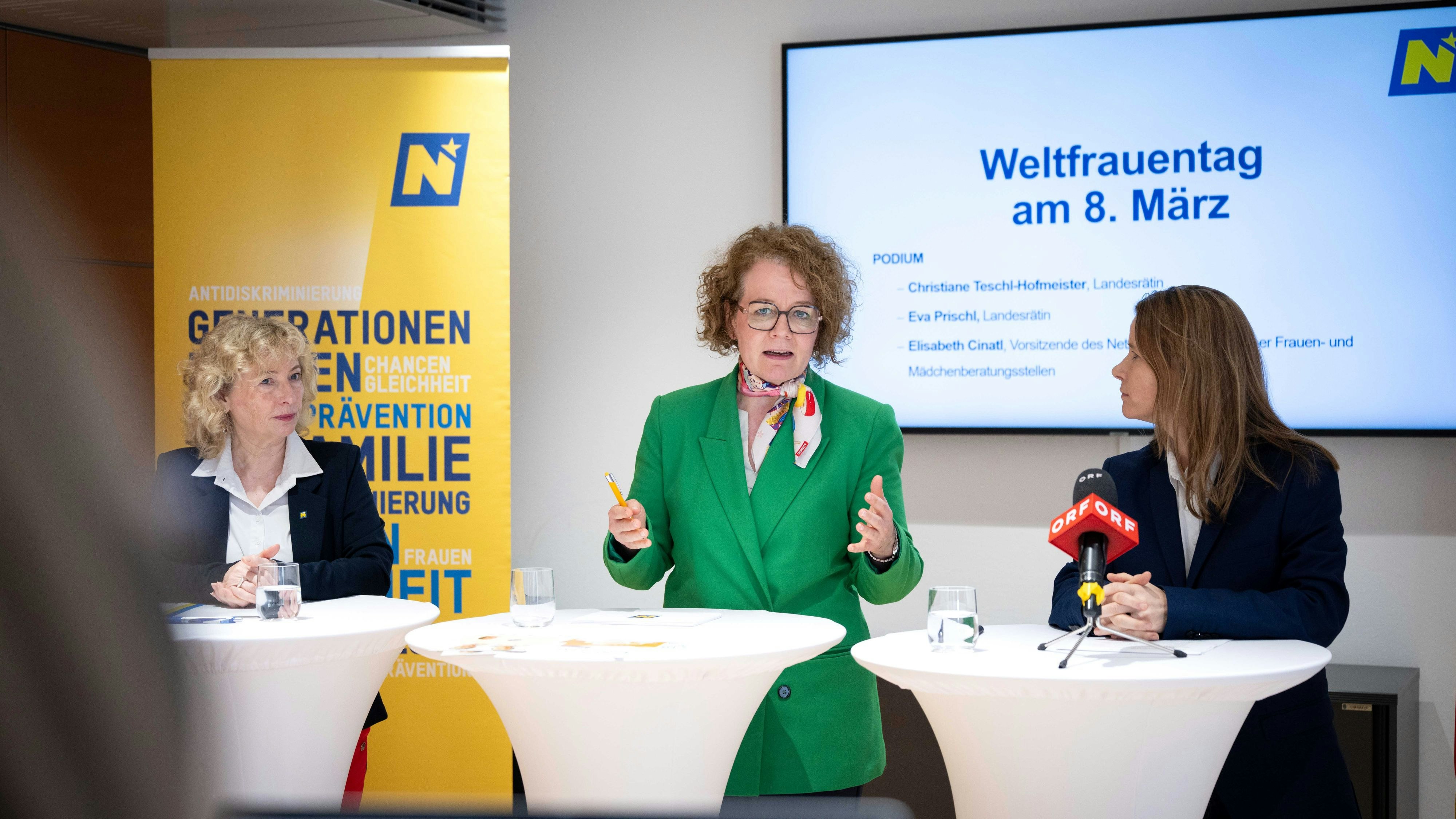 Landesrätin Eva Prischl, Landesrätin Christiane Teschl-Hofmeister und Elisabeth Cinatl, Vorsitzende des Netzwerks österreichischer Frauen- und Mädchenberatungsstellen