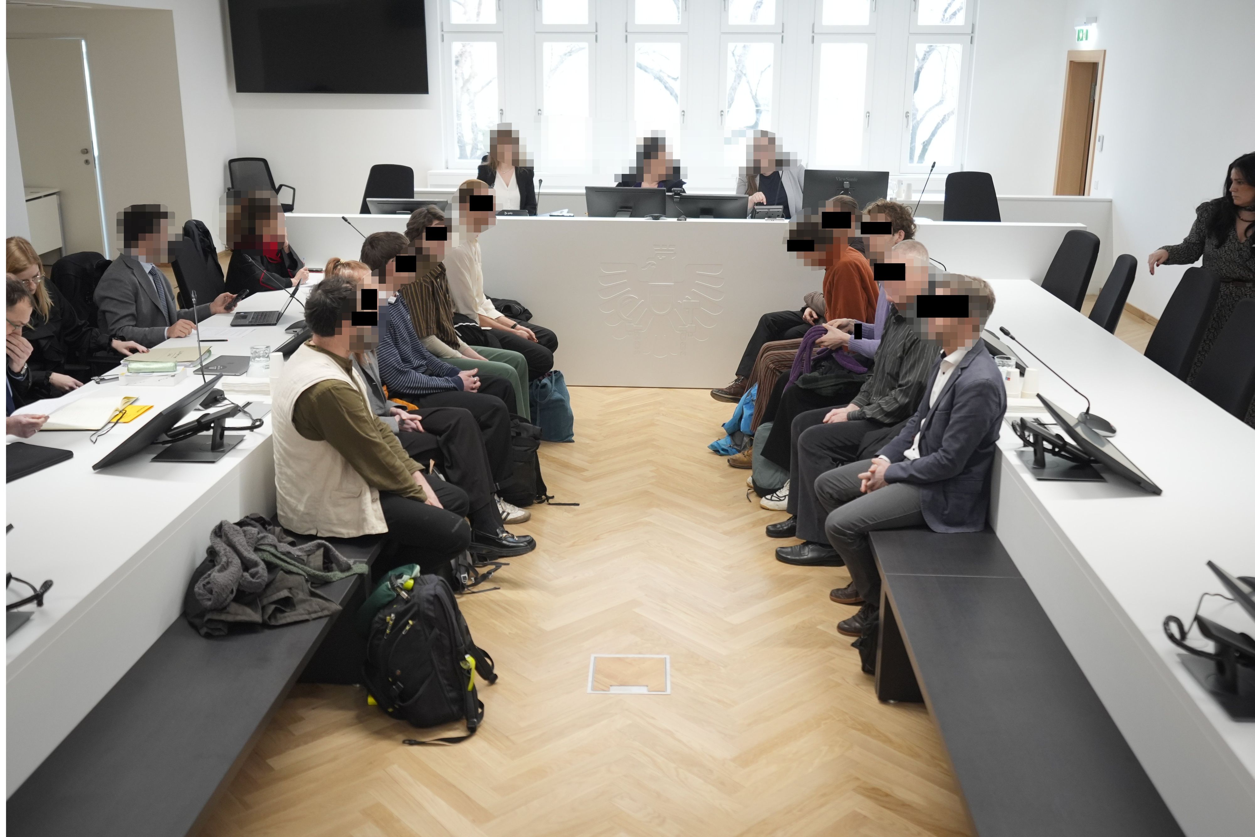 Die zehn Angeklagten vor Gericht